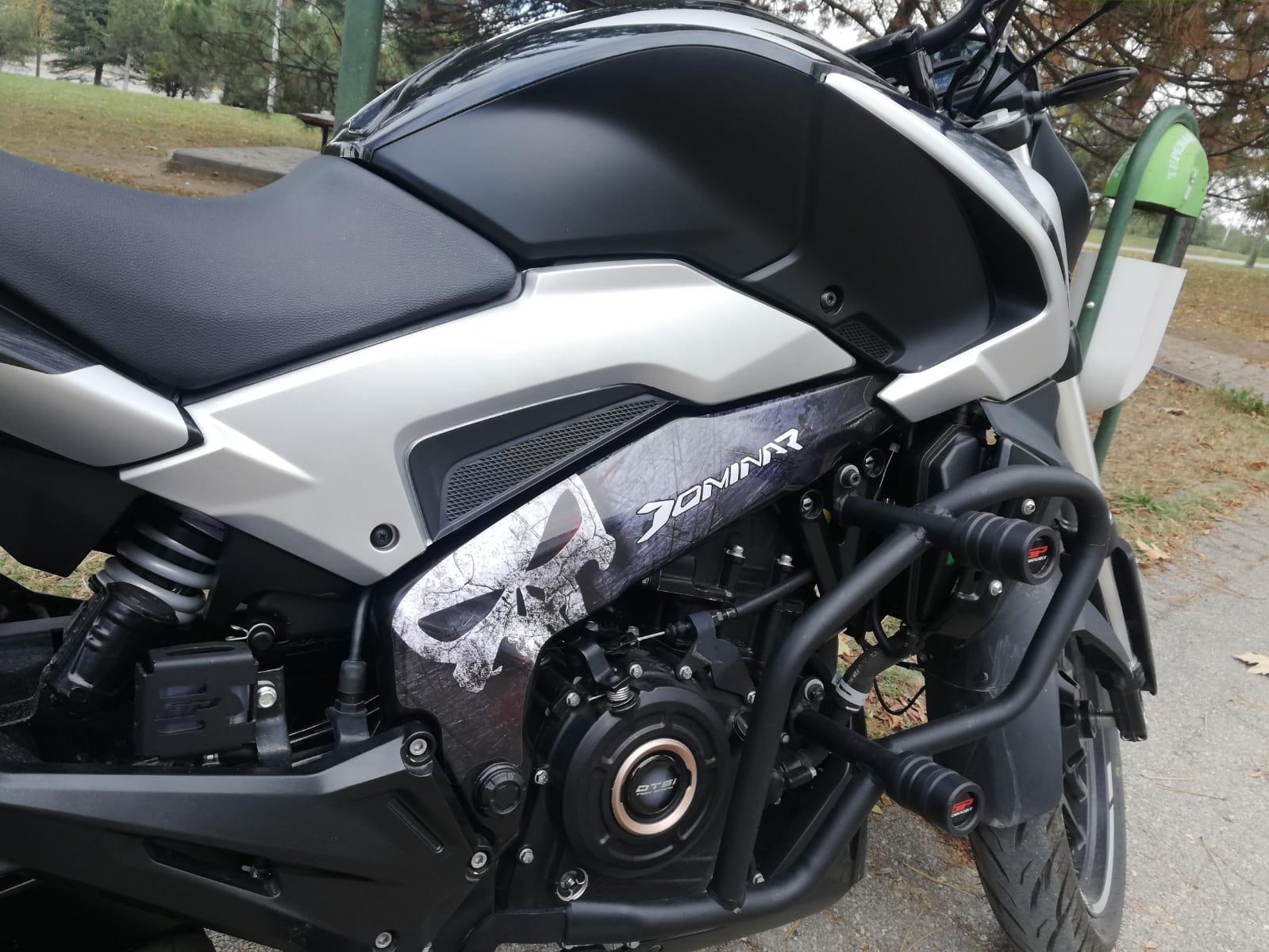 DOMINAR 250DBajaj Dominar 250D Kuru Kafatası Baskılı Orta Grenaj Sticker Etiket Model