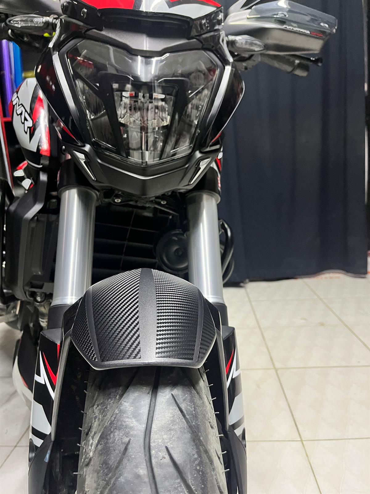 Bajaj Dominar 400 Ön Çamurluk Karbon Sticker Etiket Model