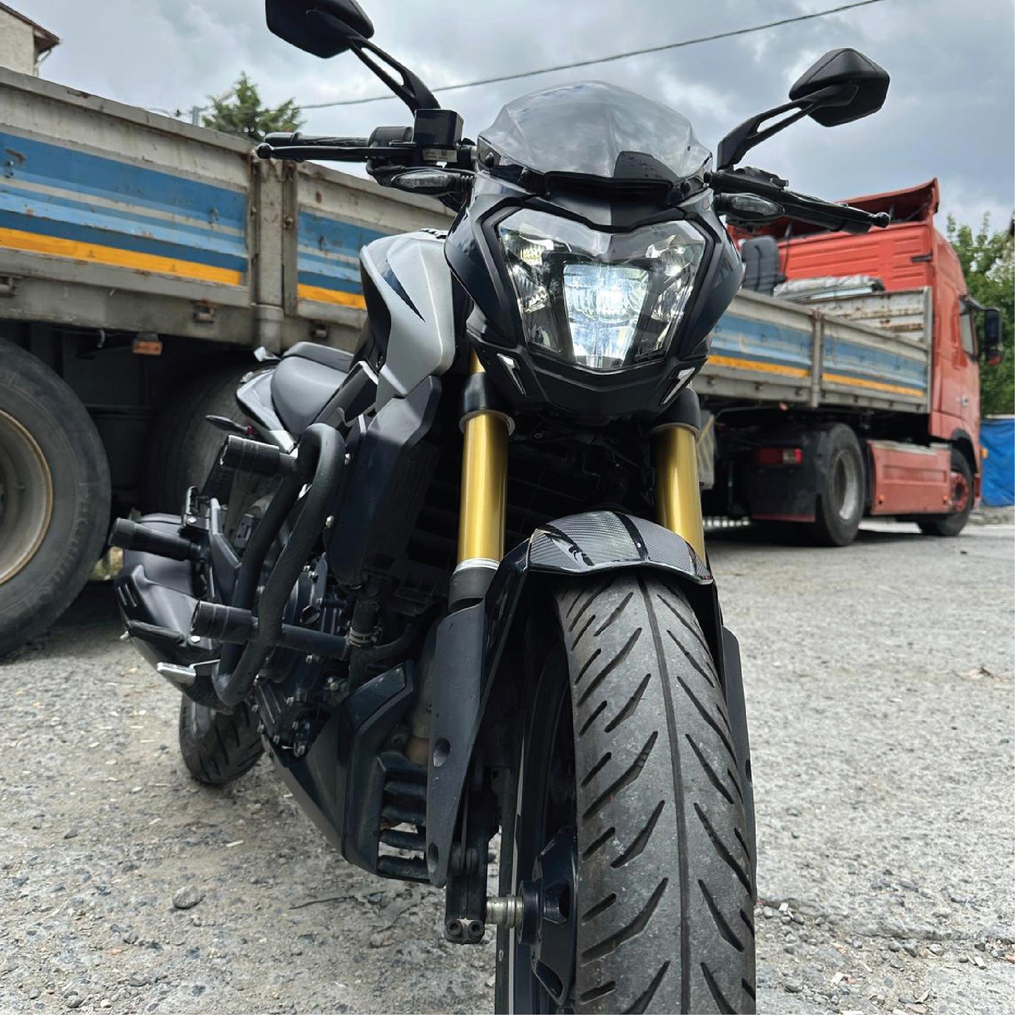 DOMINAR 400Bajaj Dominar 400 Ön Çamurluk Karbon Sticker Etiket Model