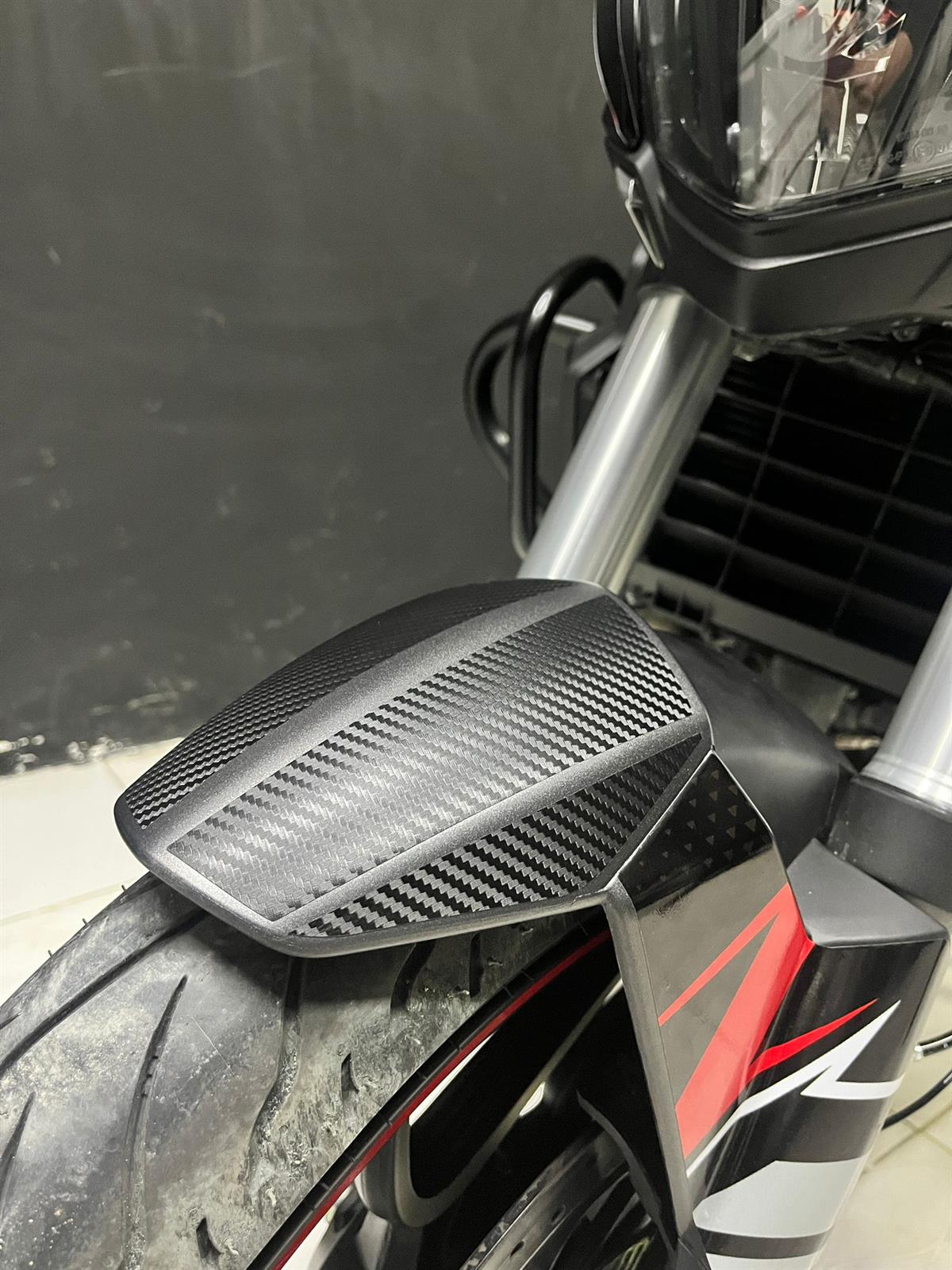 Bajaj Dominar 400 Ön Çamurluk Karbon Sticker Etiket Model