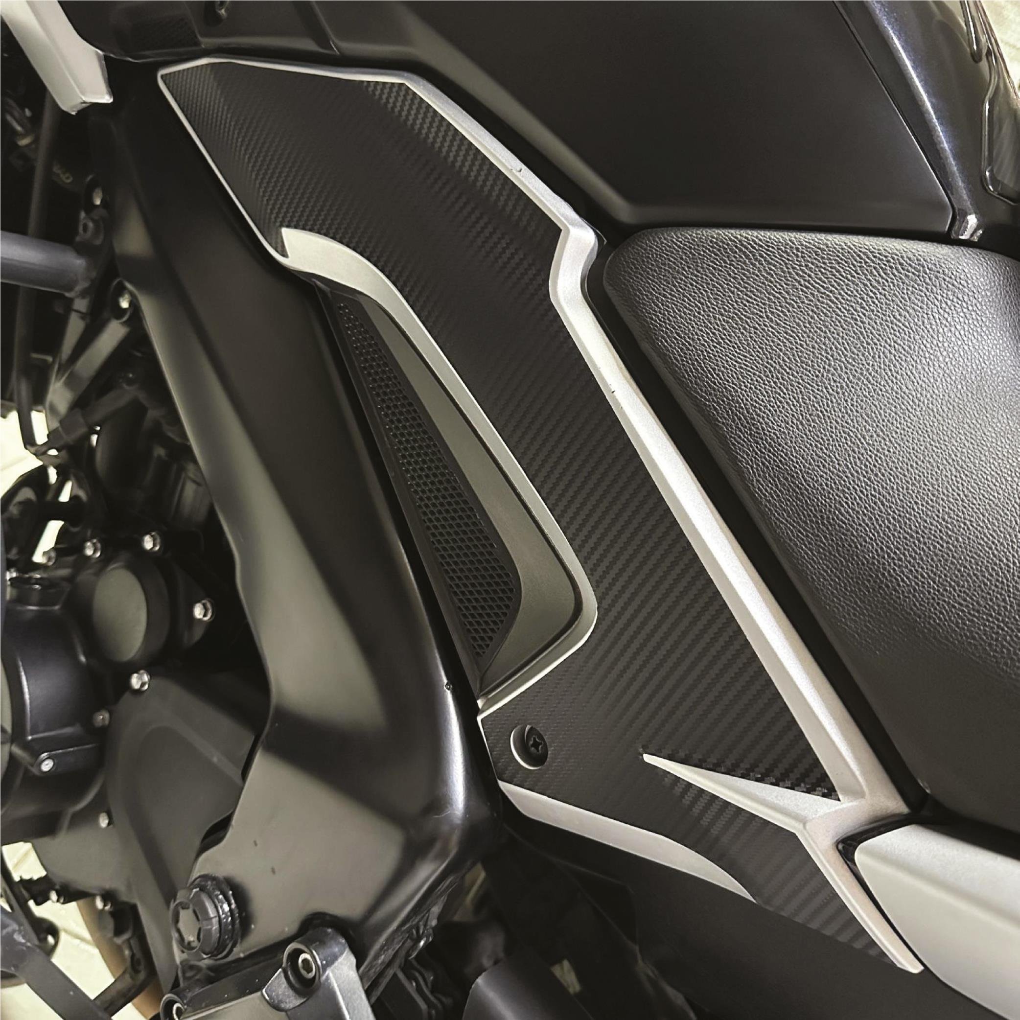 DominarBajaj Dominar Orta Şase Üstü Plastik Karbon Kaplama Sticker Etiket Modeli