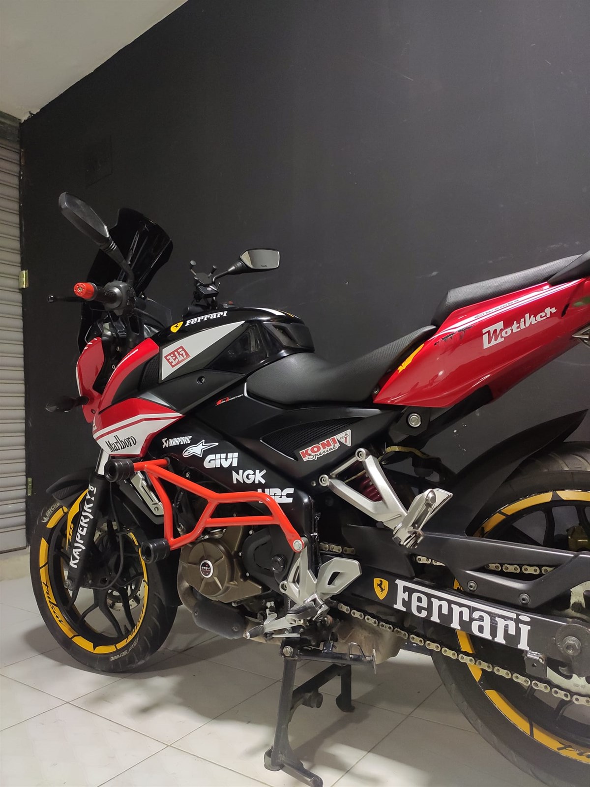 Bajaj Pulsar NS200 Ferrari Sticker Etiket Modeli
