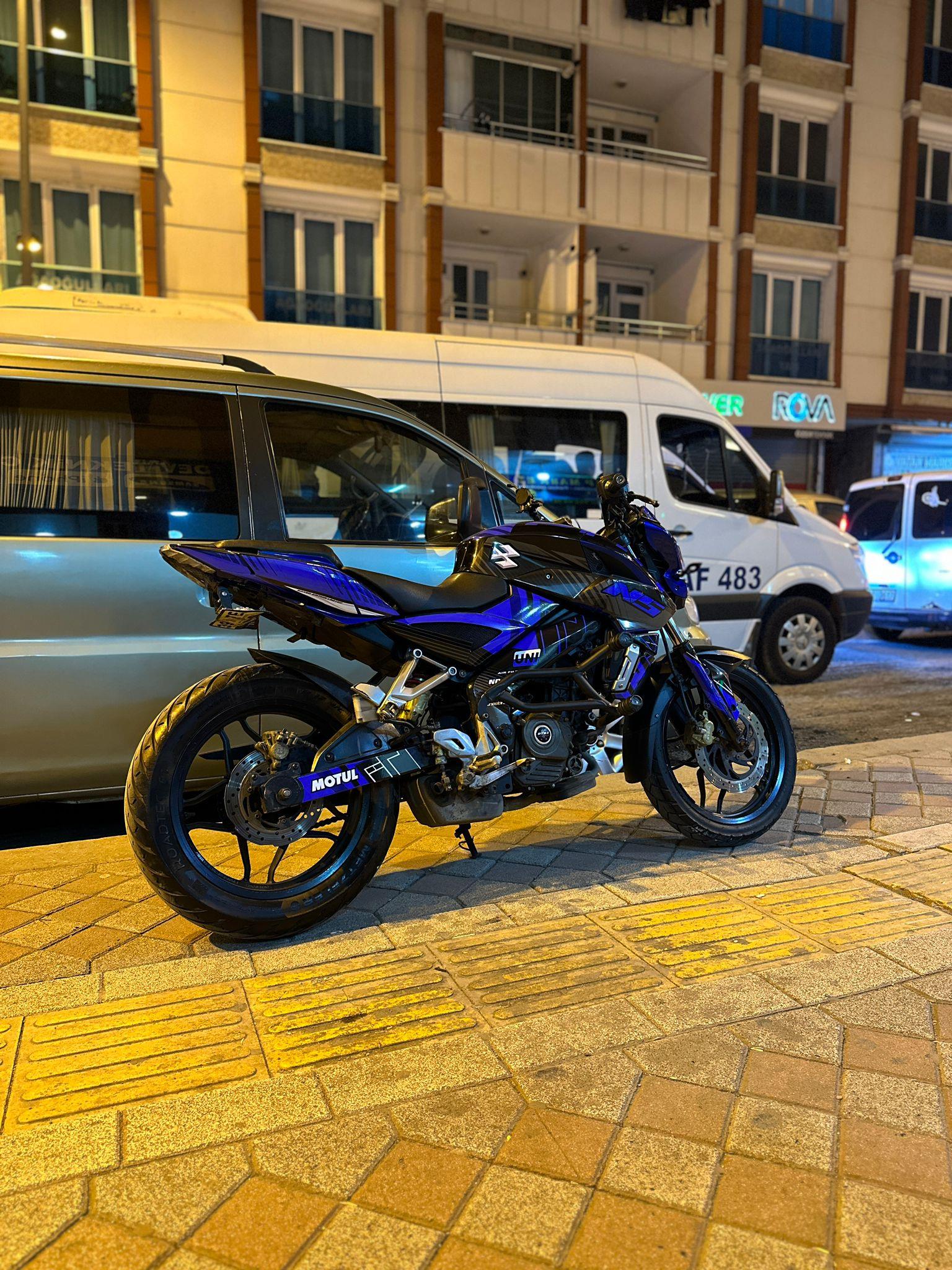 Bajaj Pulsar NS200 - UNI Design Takım Parça Sticker Kaplama Modeli
