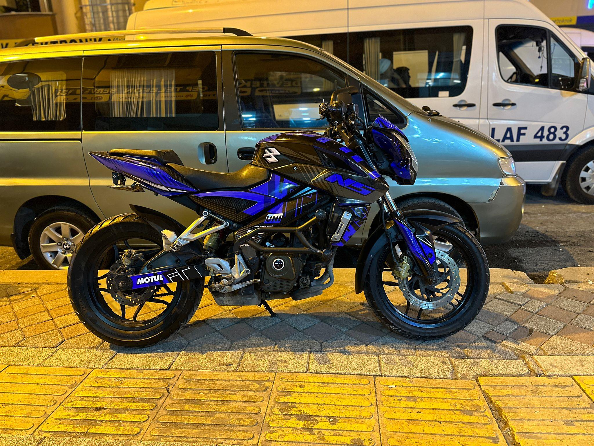 Bajaj Pulsar NS200 - UNI Design Takım Parça Sticker Kaplama Modeli