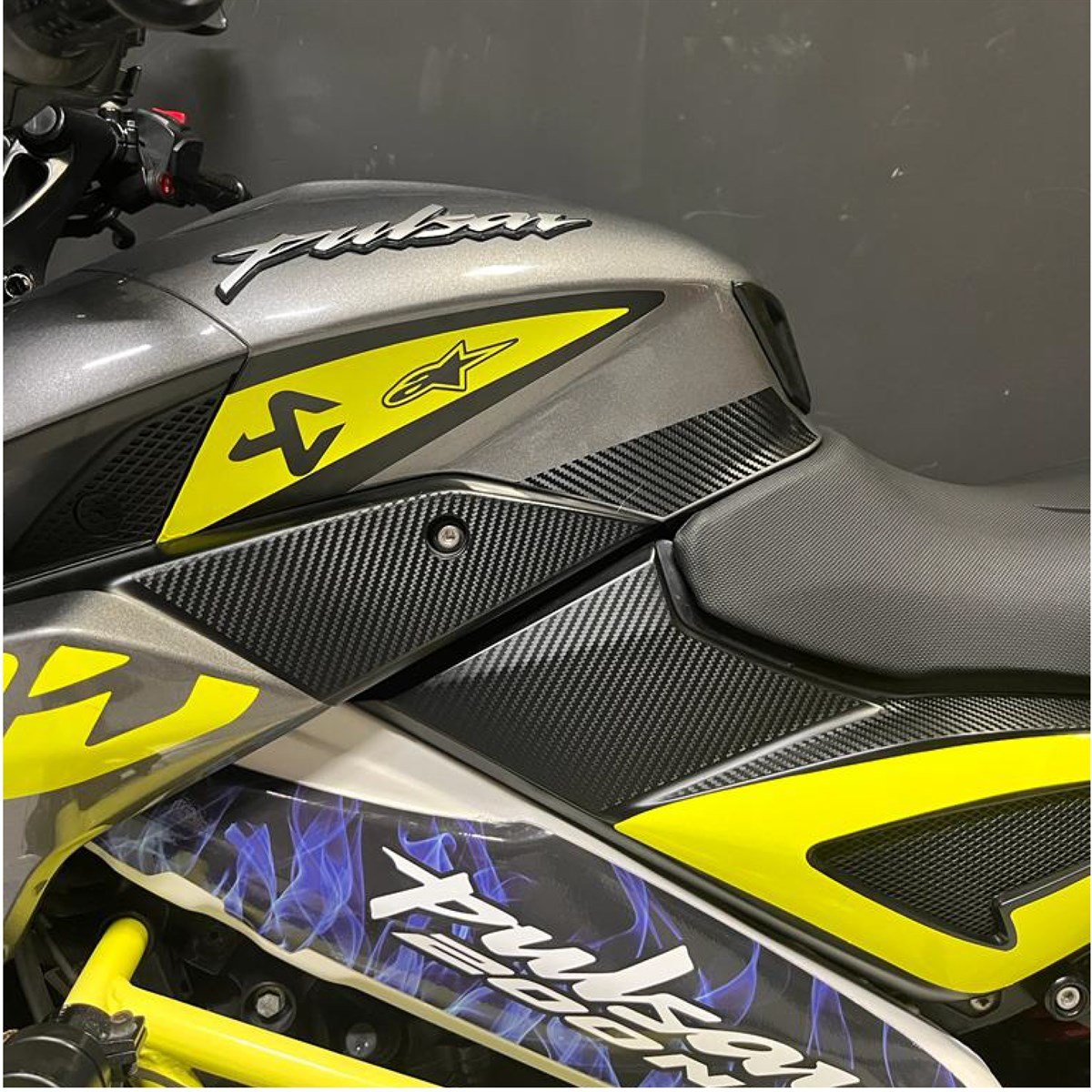 Bajaj Pulsar NS200 Yan Kapak Karbon Sticker Modeli