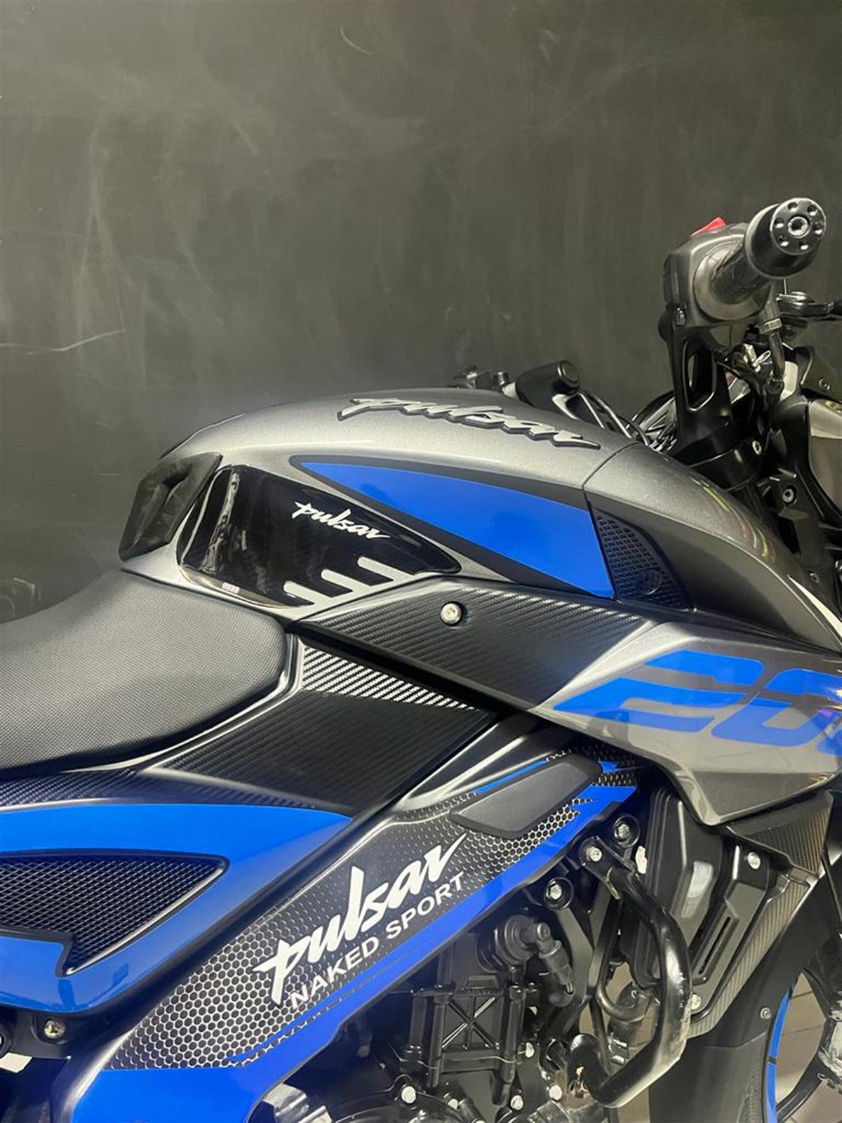 Bajaj Pulsar NS200 Yan Kapak Karbon Sticker Modeli
