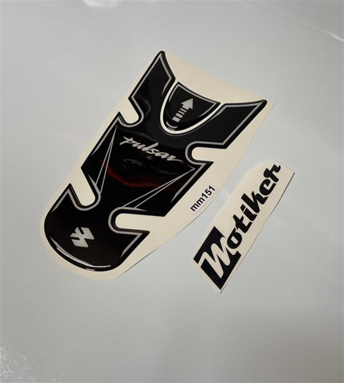 Bajaj Pulsar Siyah Depo Orta Pad Damla Sticker Modeli