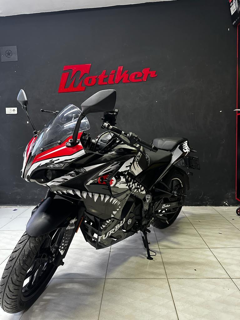 Bajaj RS200 Beyaz Shark Parçalı Kaplama Sticker Etiket Modeli