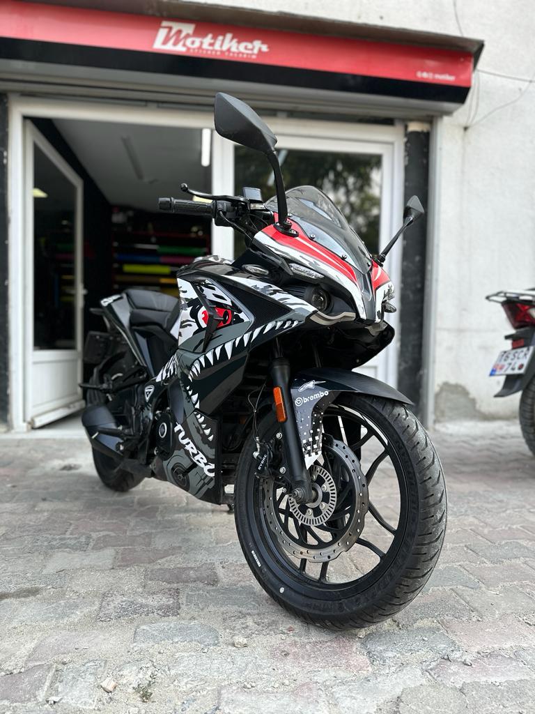 Bajaj RS200 Beyaz Shark Parçalı Kaplama Sticker Etiket Modeli