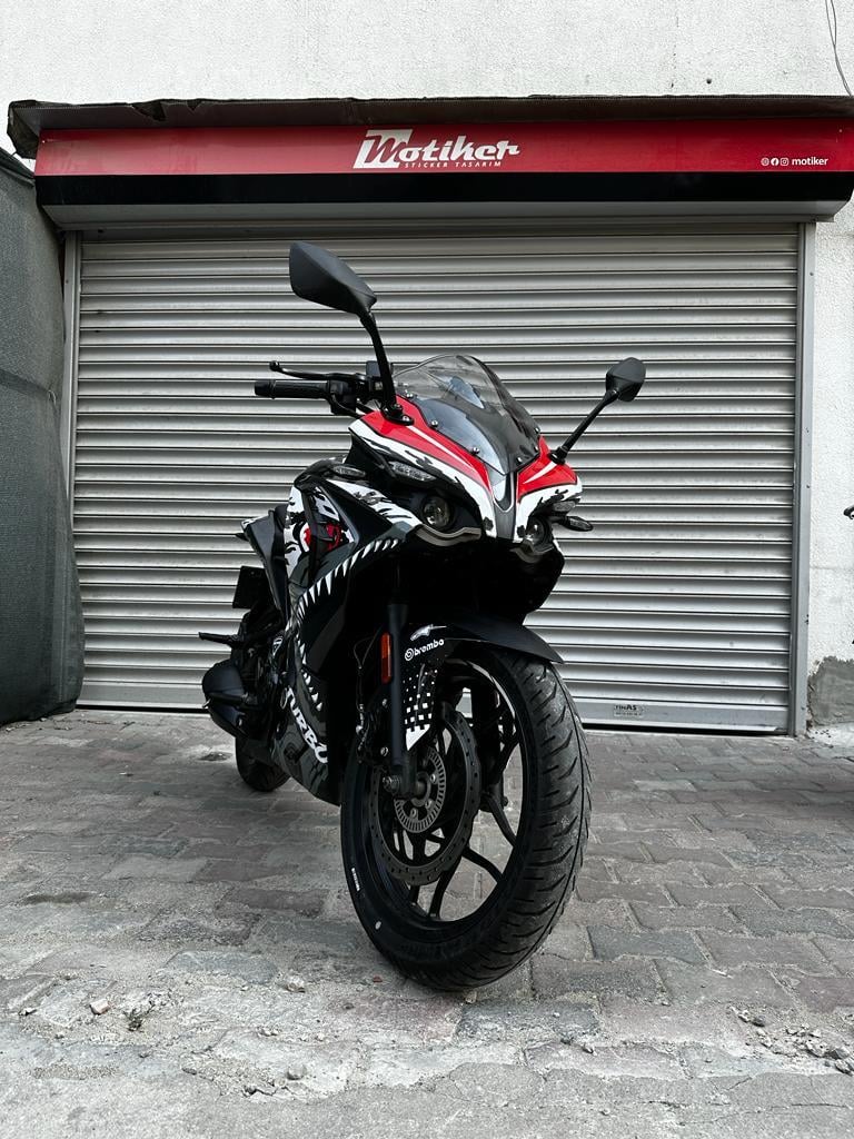 Bajaj RS200 Beyaz Shark Parçalı Kaplama Sticker Etiket Modeli