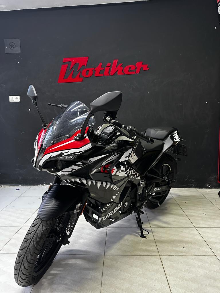 Bajaj RS200 Beyaz Shark Parçalı Kaplama Sticker Etiket Modeli