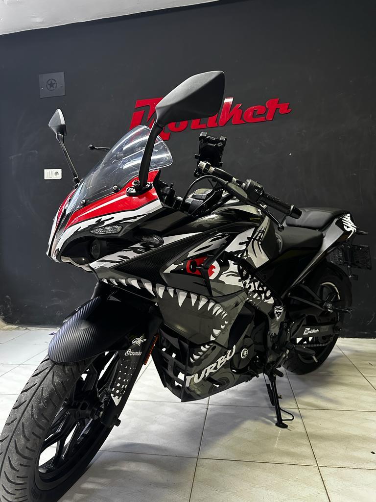 Bajaj RS200 Beyaz Shark Parçalı Kaplama Sticker Etiket Modeli