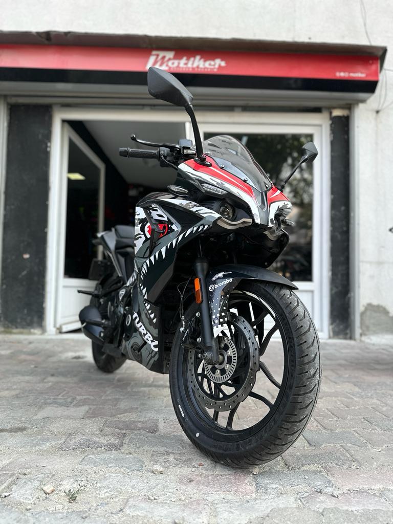 Bajaj RS200 Beyaz Shark Parçalı Kaplama Sticker Etiket Modeli