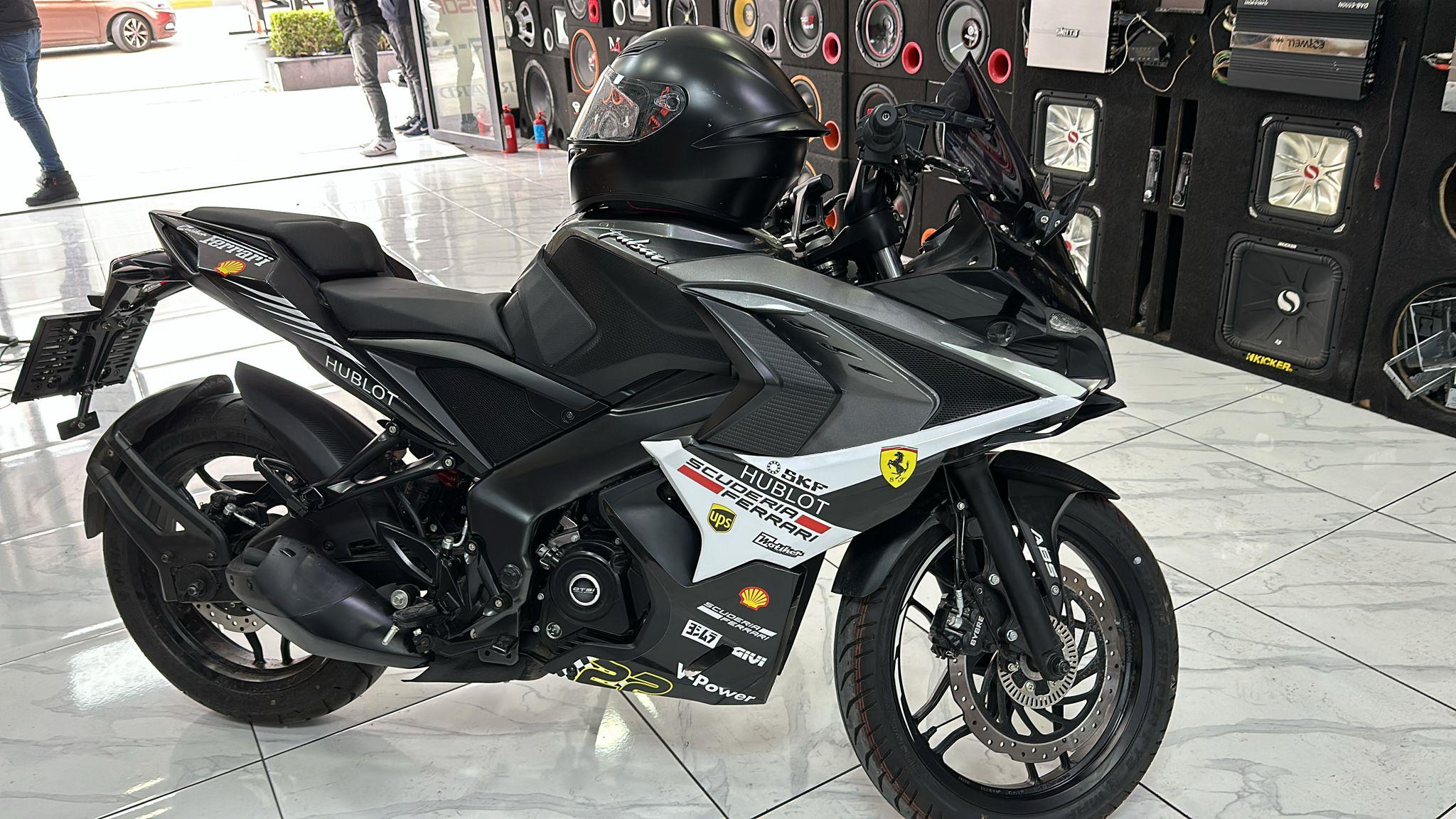 Bajaj RS200 Ferrari Sticker Etiket Kaplama Modeli