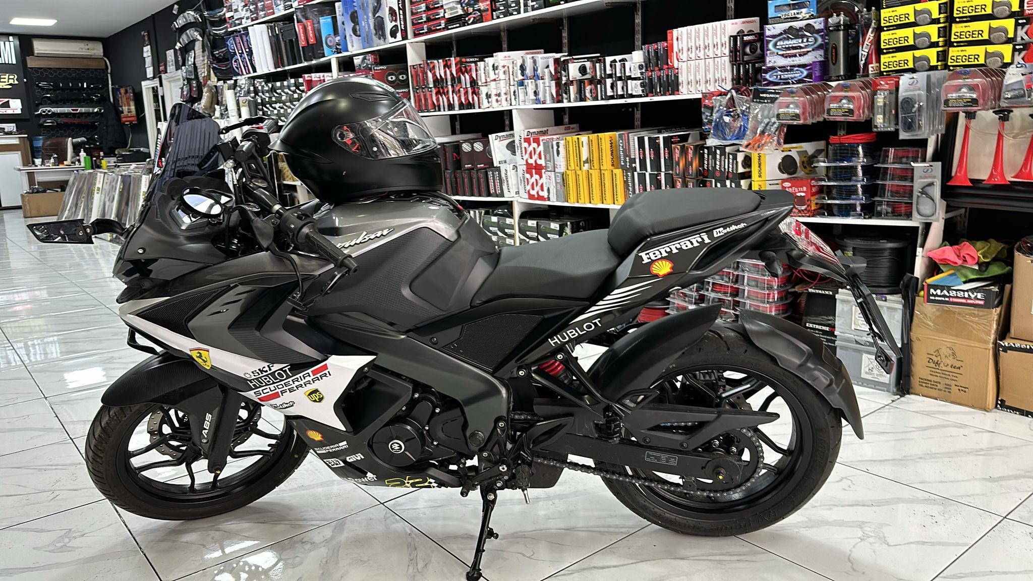 Bajaj RS200 Ferrari Sticker Etiket Kaplama Modeli