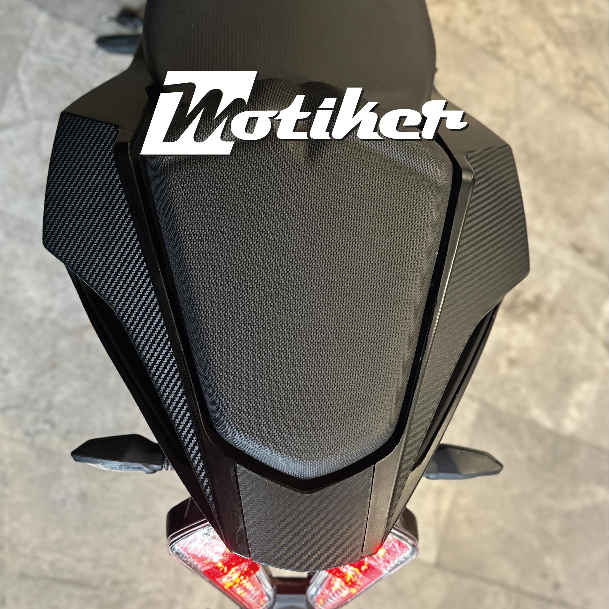 PULSAR RS 200Bajaj RS200 Karbon Kuyruk Üstü Sticker Etiket Modeli