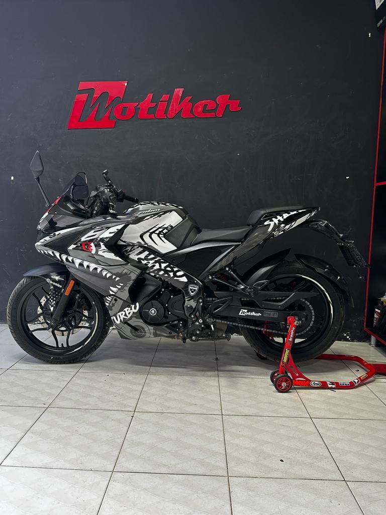 Bajaj RS200 (Köpekbalığı) Shark Siyah Beyaz Sticker Kaplama Modeli 