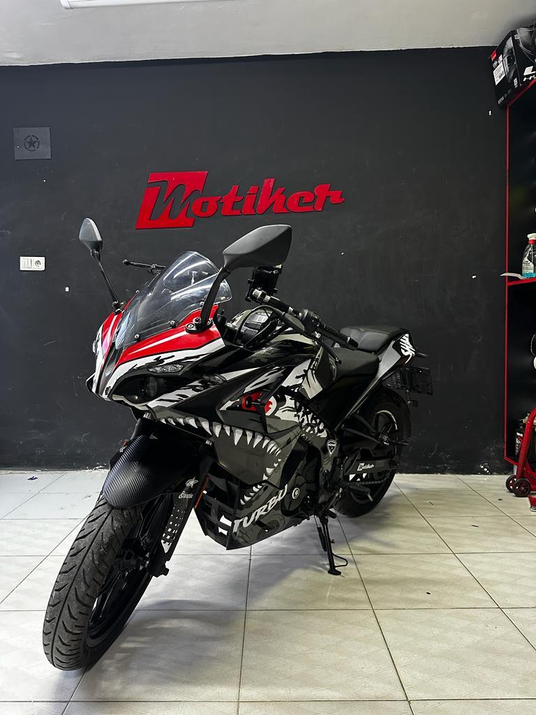 Bajaj RS200 (Köpekbalığı) Shark Siyah Beyaz Sticker Kaplama Modeli 