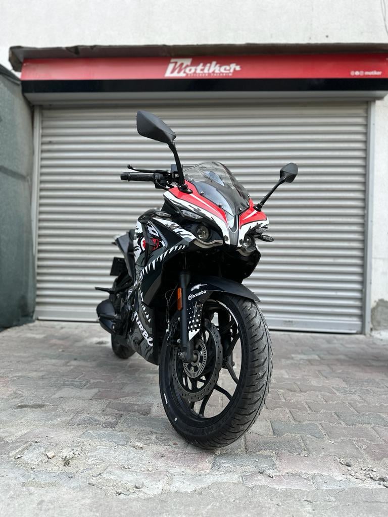 Bajaj RS200 (Köpekbalığı) Shark Siyah Beyaz Sticker Kaplama Modeli 