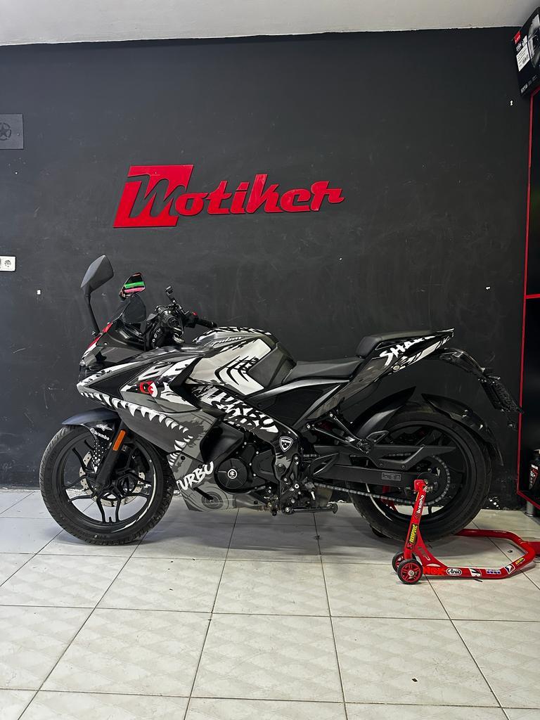 Bajaj RS200 (Köpekbalığı) Shark Siyah Beyaz Sticker Kaplama Modeli 
