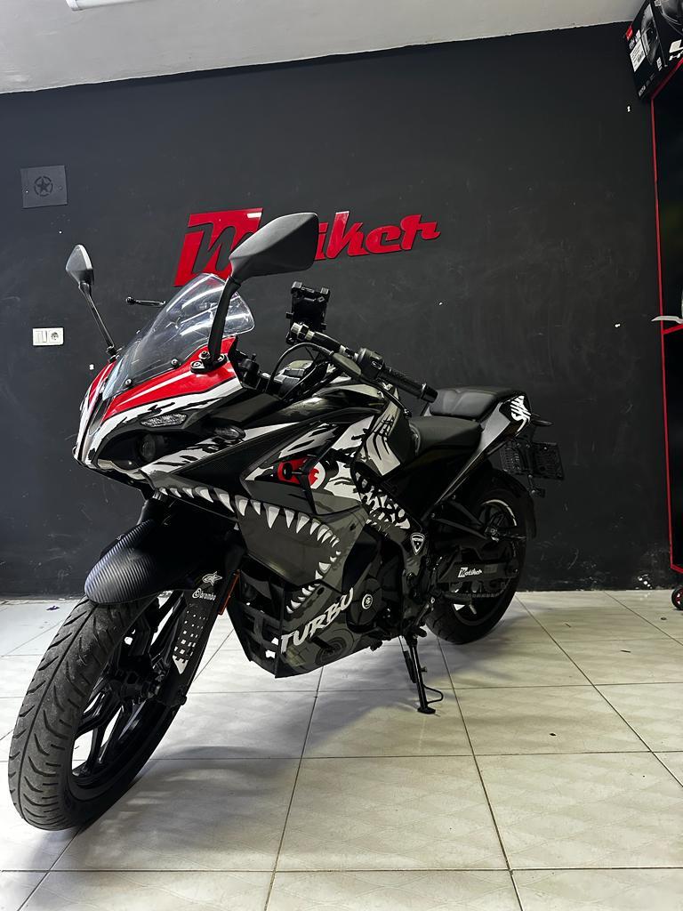 Bajaj RS200 (Köpekbalığı) Shark Siyah Beyaz Sticker Kaplama Modeli 
