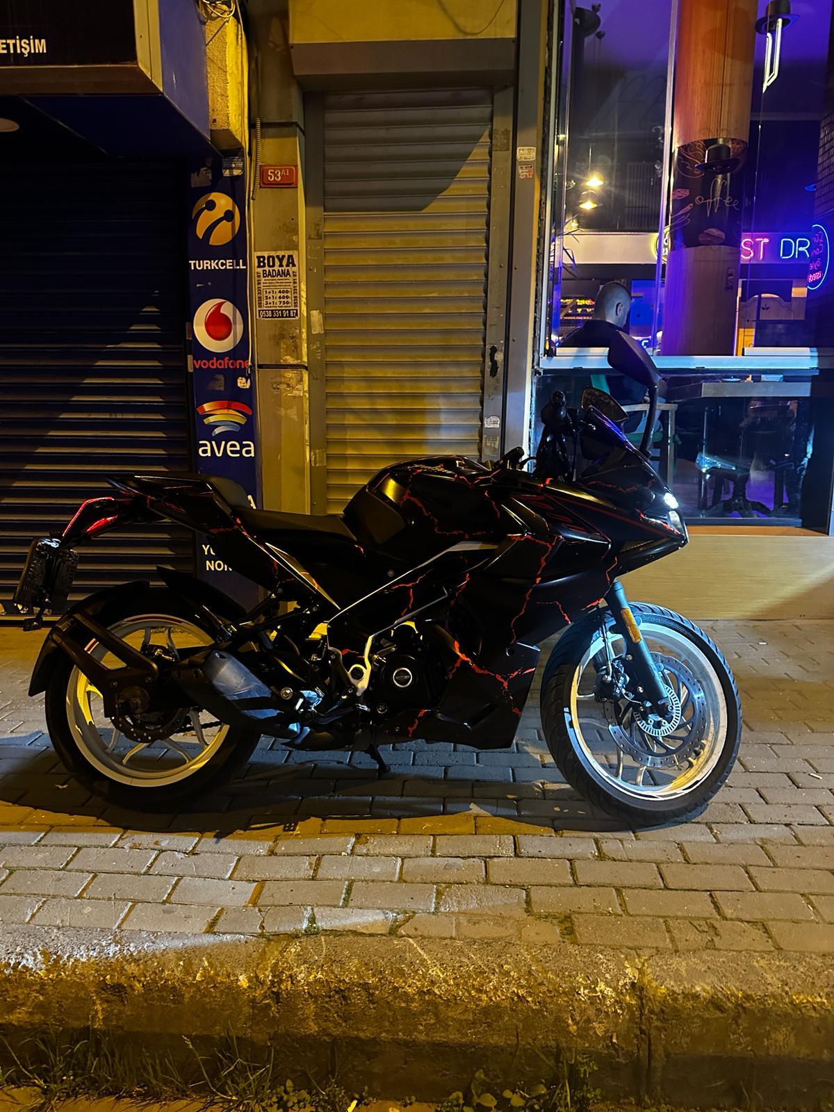 PULSAR RS 200BAJAJ RS200 Sticker Şimşek Desen Motosiklet Kaplama Tasarımı Kırmızı