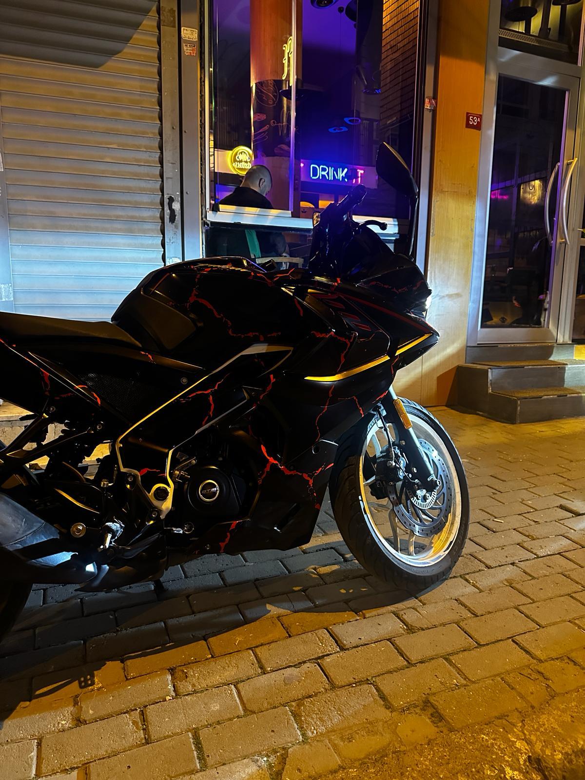 PULSAR RS 200BAJAJ RS200 Sticker Şimşek Desen Motosiklet Kaplama Tasarımı Kırmızı