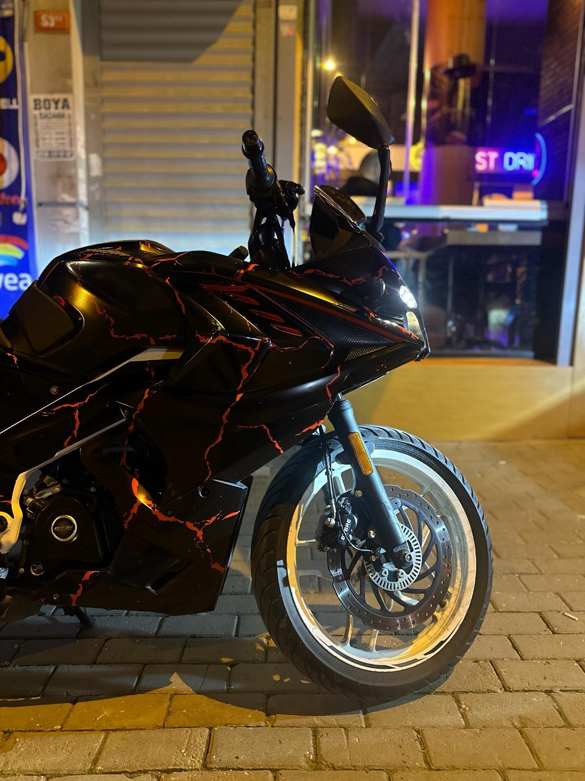 PULSAR RS 200BAJAJ RS200 Sticker Şimşek Desen Motosiklet Kaplama Tasarımı Kırmızı