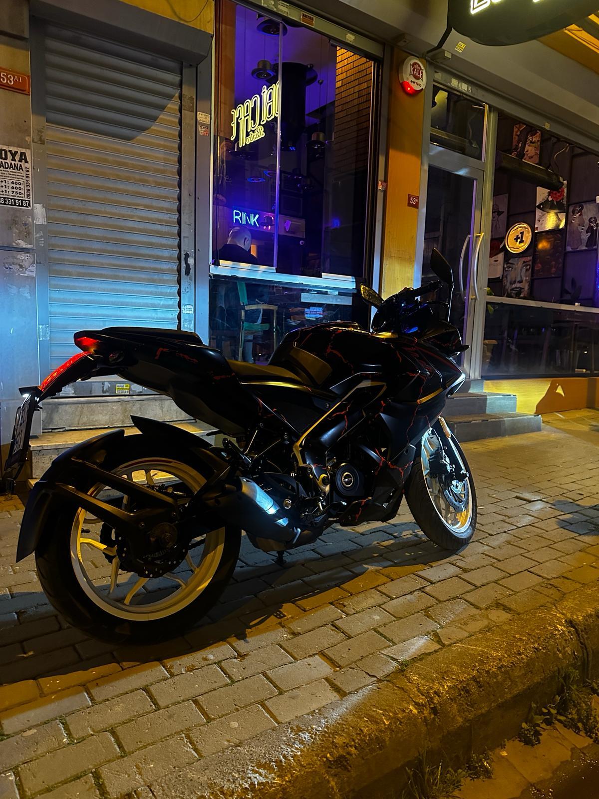 PULSAR RS 200BAJAJ RS200 Sticker Şimşek Desen Motosiklet Kaplama Tasarımı Kırmızı