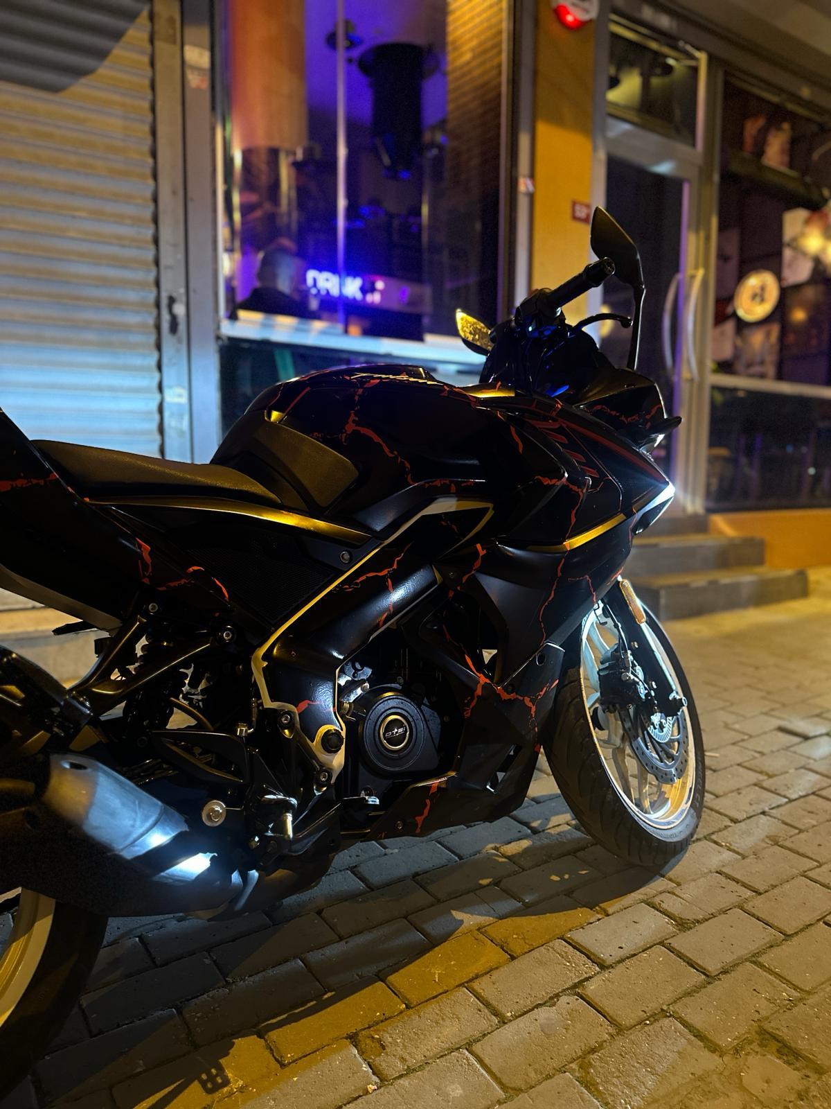 PULSAR RS 200BAJAJ RS200 Sticker Şimşek Desen Motosiklet Kaplama Tasarımı Kırmızı