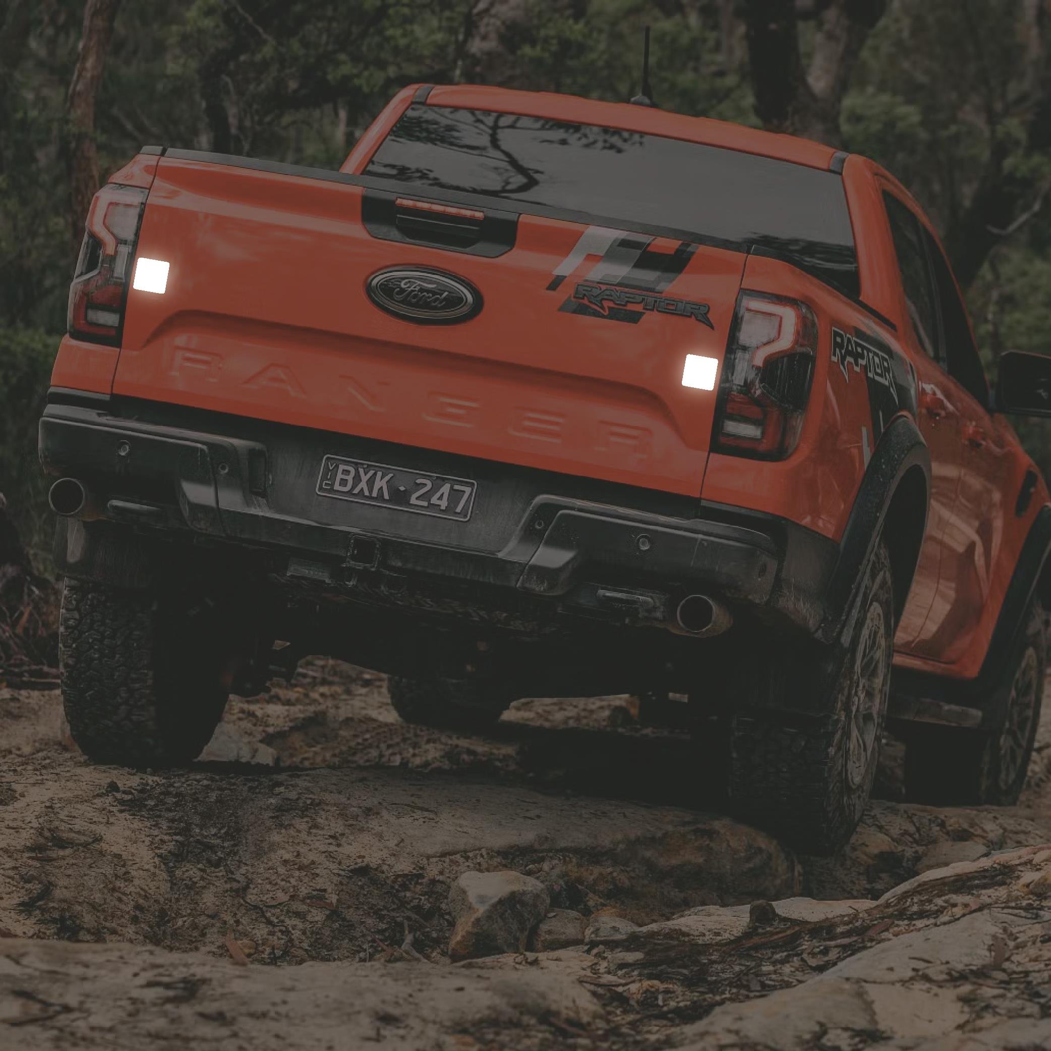 Reflective StickerBeyaz Reflective (Reflektif) 2'li Kare Sticker Paketi Otomobil Motosiklet Reflektif Parlayan Sticker Etiket Modeli