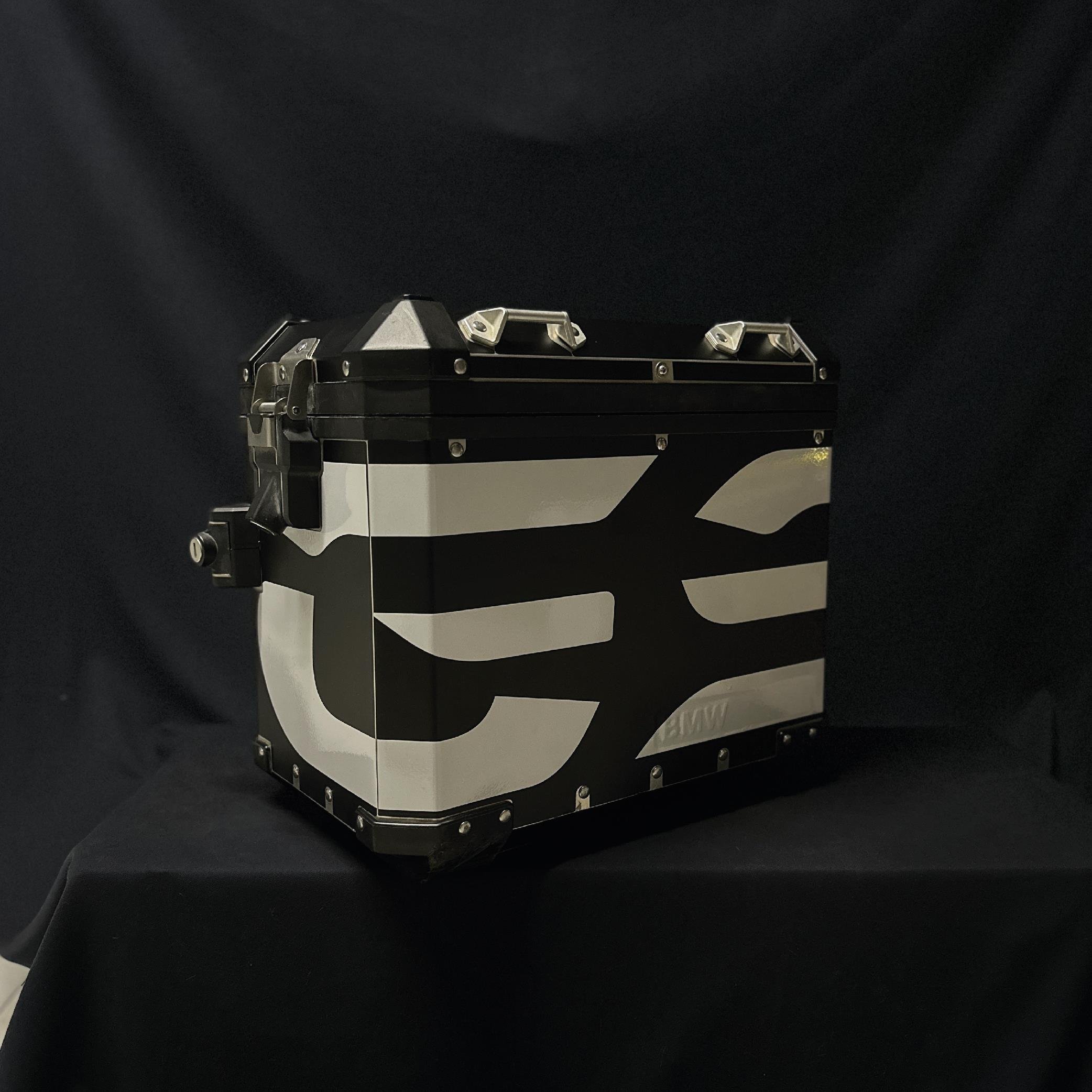 BMW ÇANTABMW Alüminyum Arka Yan Çanta Sağ ve Sol 2014+ Mat Siyah Kaplama Ve Reflektif Sticker