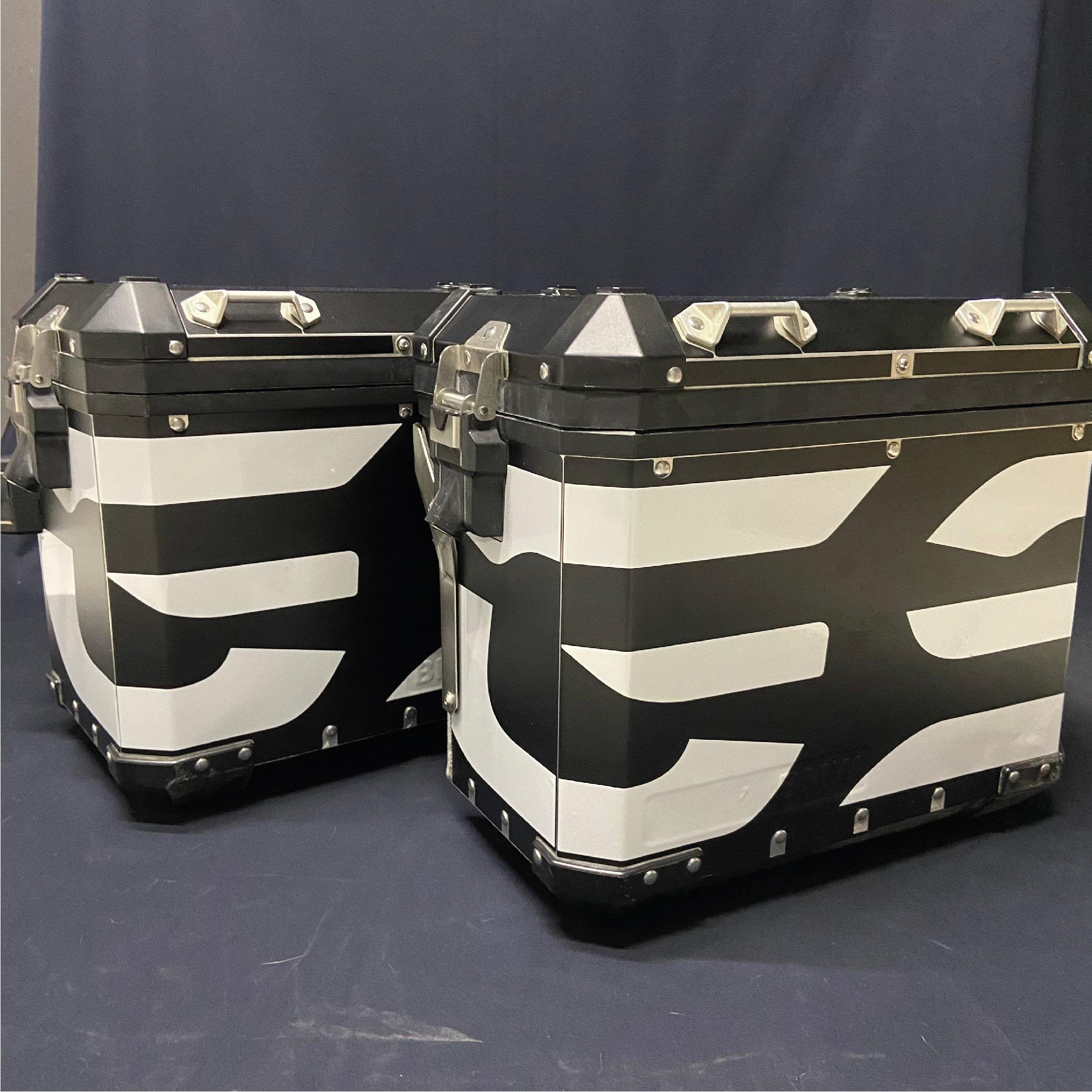 BMW ÇANTABMW Alüminyum Arka Yan Çanta Sağ ve Sol 2014+ Mat Siyah Kaplama Ve Reflektif Sticker