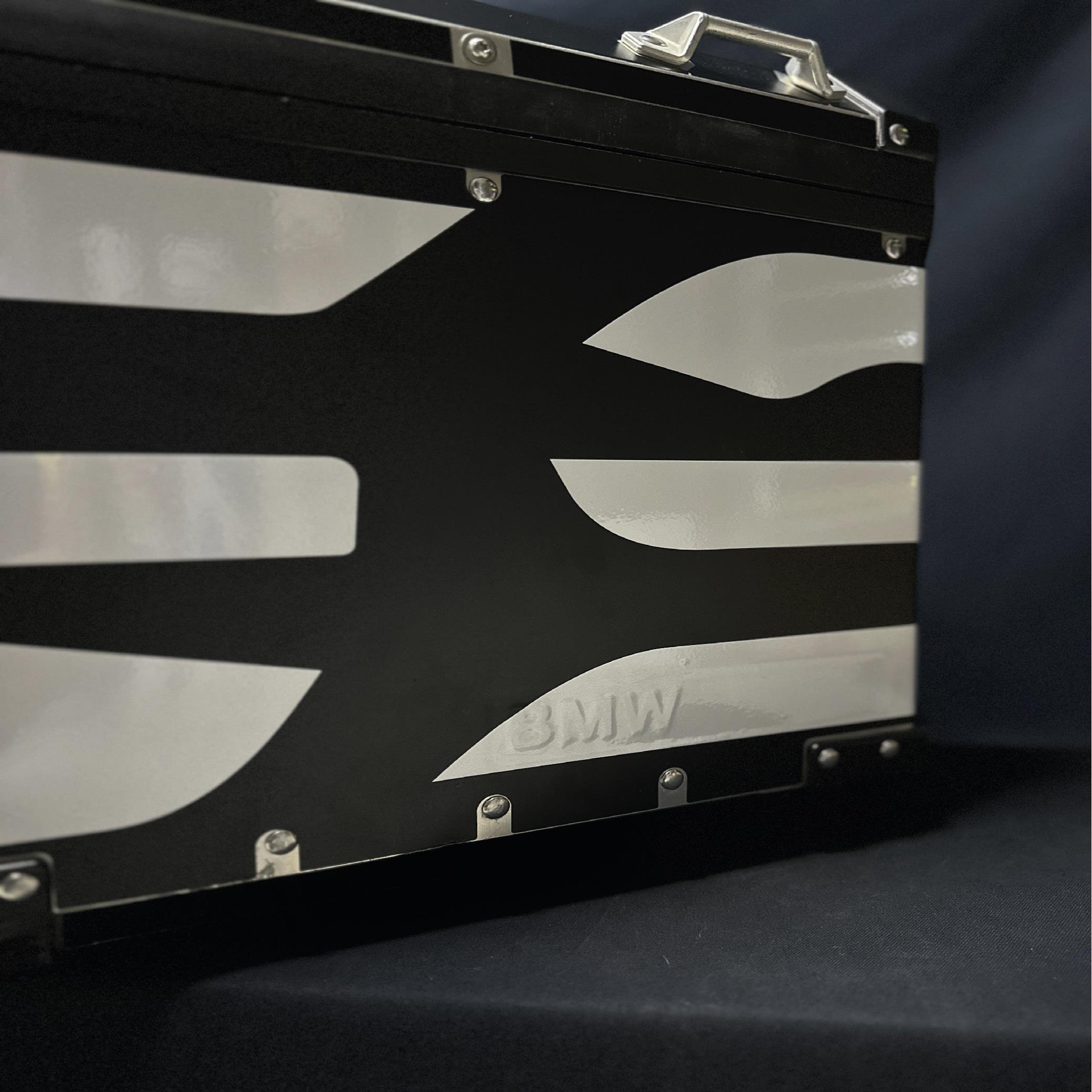 BMW ÇANTABMW Alüminyum Arka Yan Çanta Sağ ve Sol 2014+ Mat Siyah Kaplama Ve Reflektif Sticker