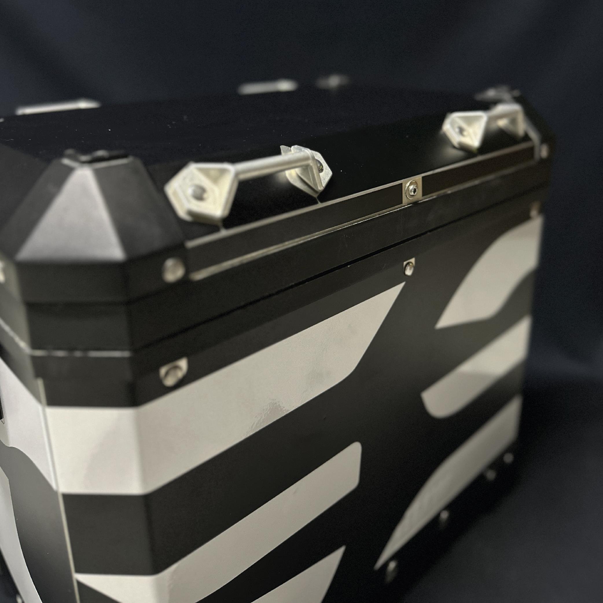 BMW ÇANTABMW Alüminyum Arka Yan Çanta Sağ ve Sol 2014+ Mat Siyah Kaplama Ve Reflektif Sticker