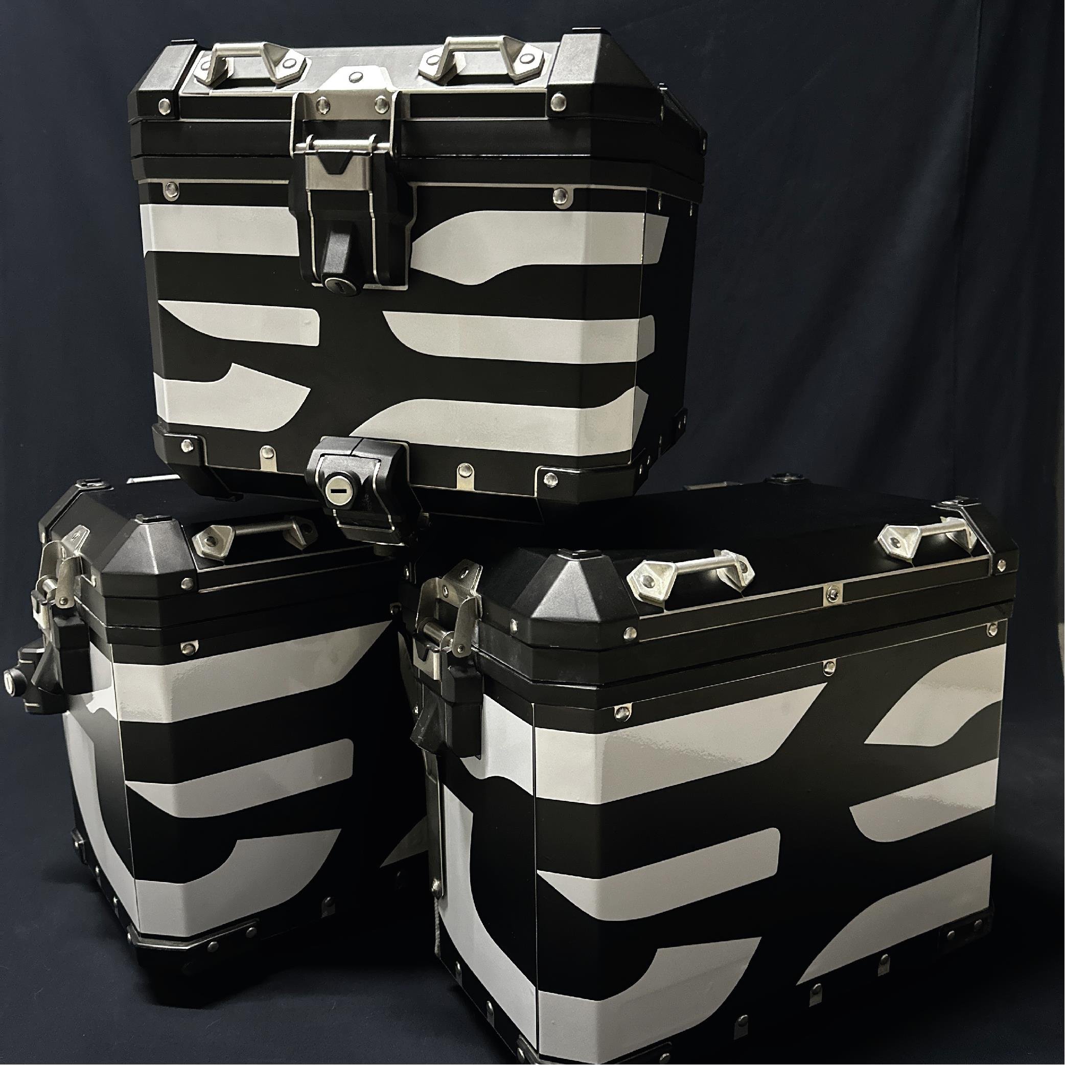 BMW ÇANTABMW Alüminyum Arka Yan Çanta Sağ ve Sol 2014+ Mat Siyah Kaplama Ve Reflektif Sticker