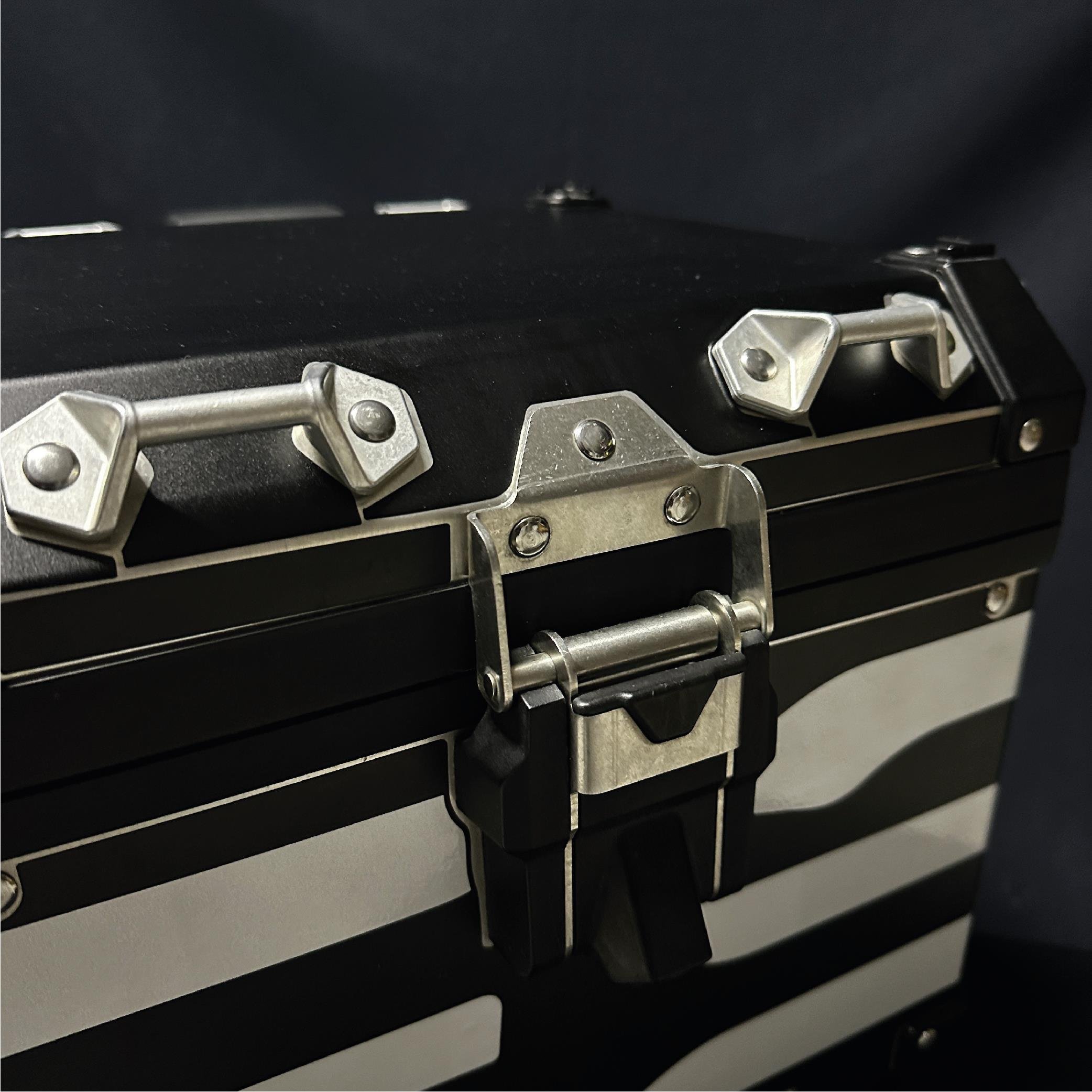 BMW ÇANTABMW Alüminyum Orta Çanta 2014+ Mat Siyah Kaplama Ve Reflektif Sticker