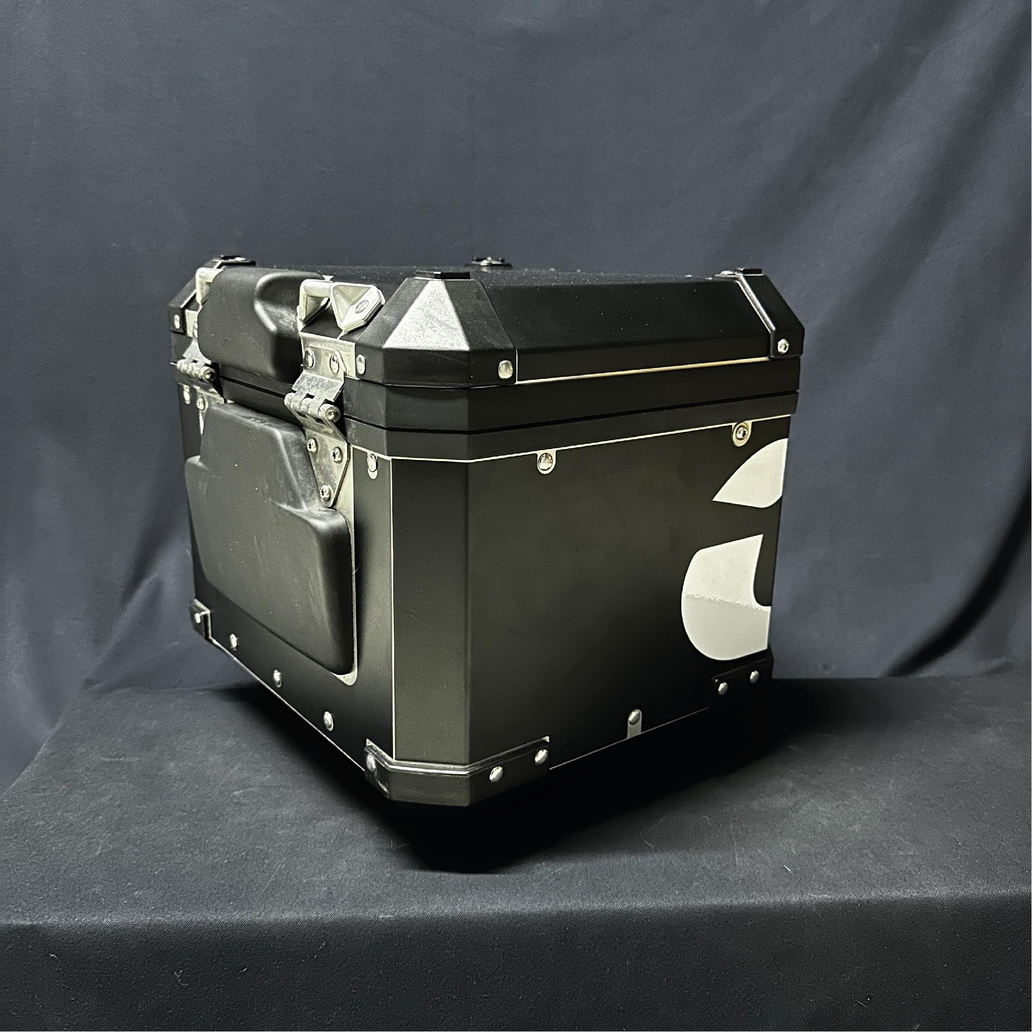 BMW ÇANTABMW Alüminyum Orta Çanta 2014+ Mat Siyah Kaplama Ve Reflektif Sticker