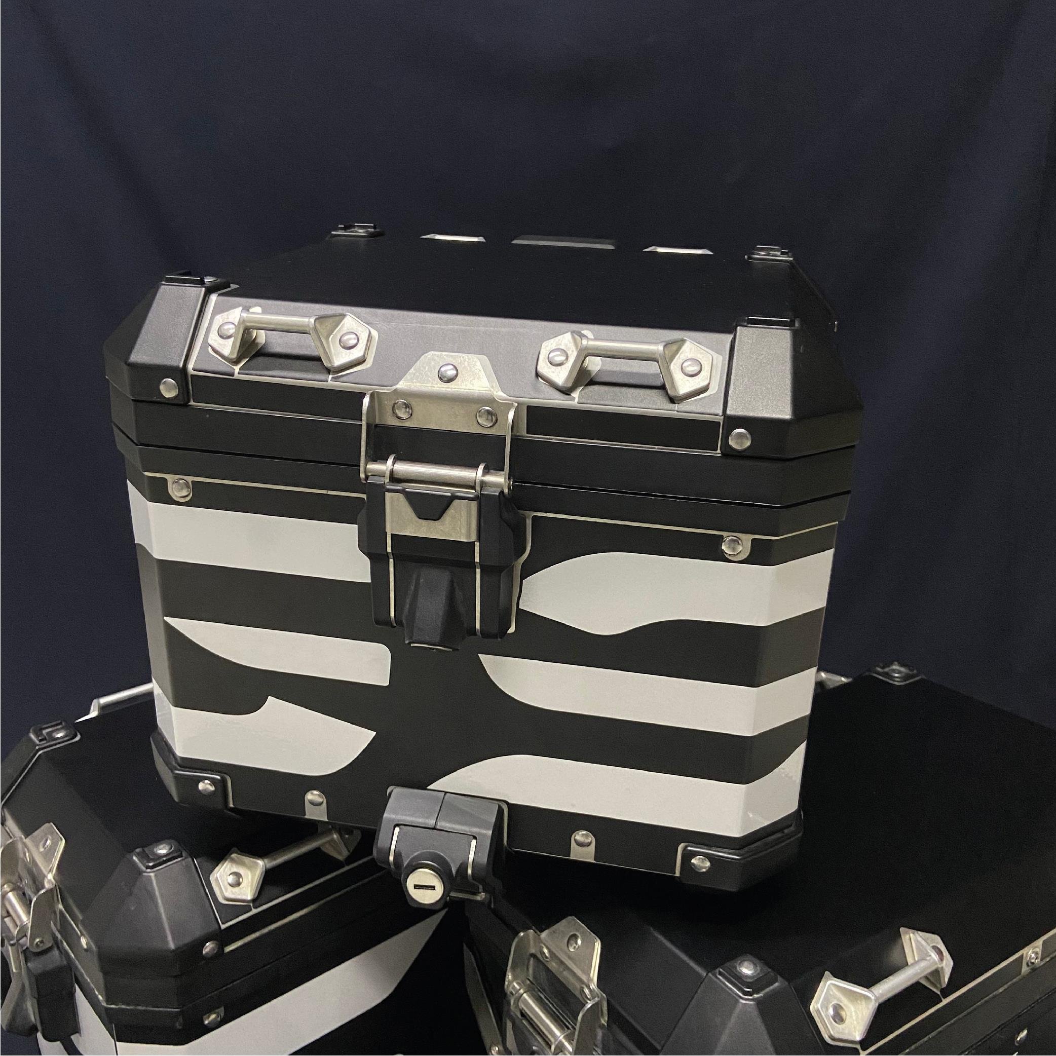 BMW ÇANTABMW Alüminyum Orta Çanta 2014+ Mat Siyah Kaplama Ve Reflektif Sticker