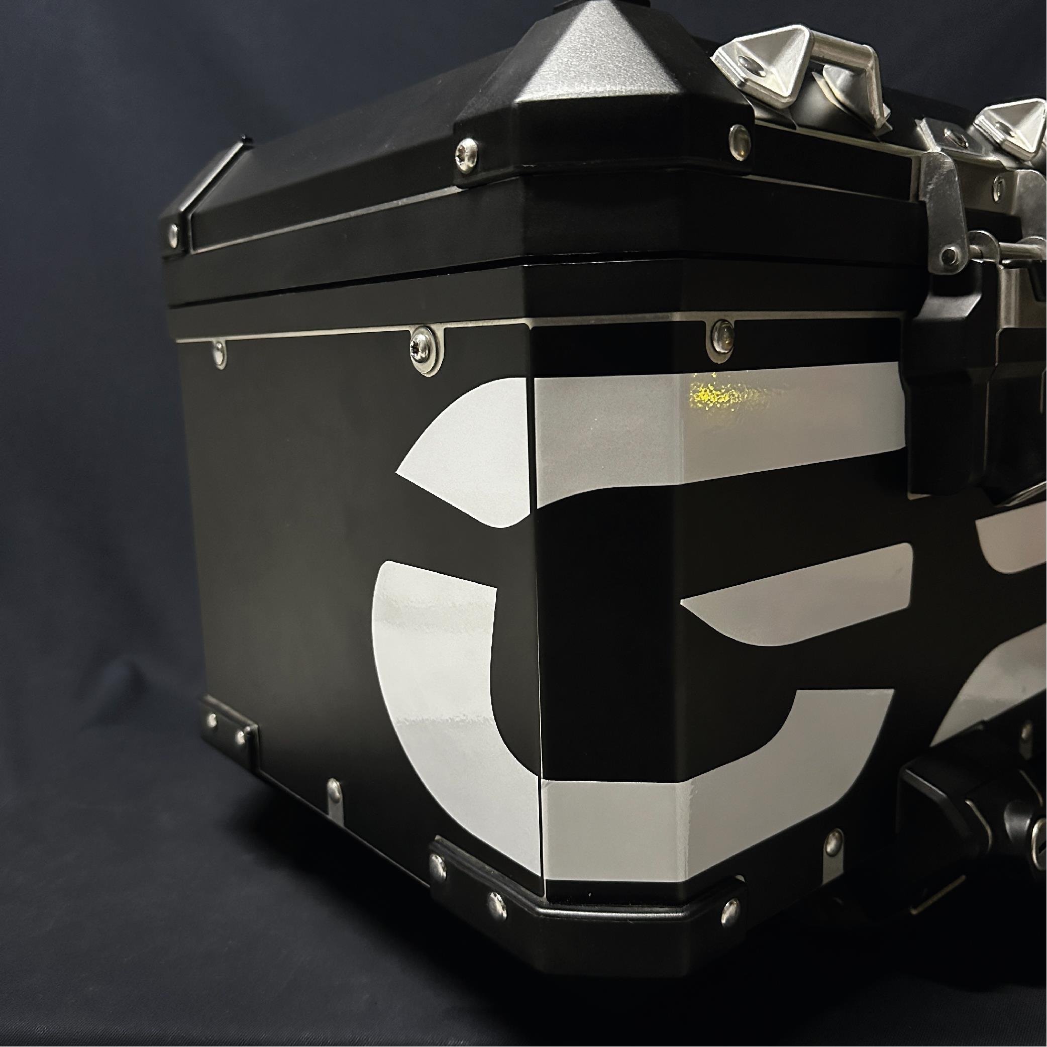 BMW ÇANTABMW Alüminyum Orta Çanta 2014+ Mat Siyah Kaplama Ve Reflektif Sticker