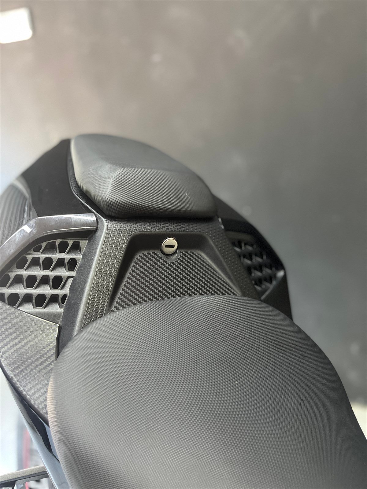 BMW S1000RR Koltuk Ortası Kilit Karbon Sticker