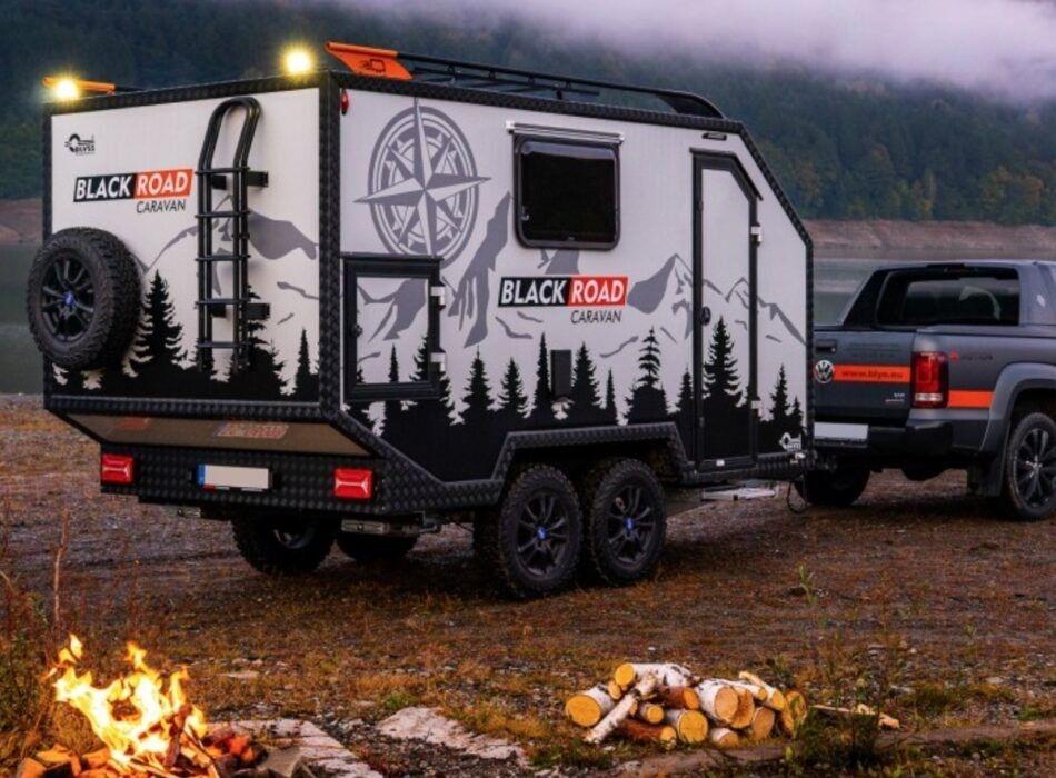 KaravanÇekme Karavan BlackRoad Orman Tasarımlı Karavan Sticker Etiket