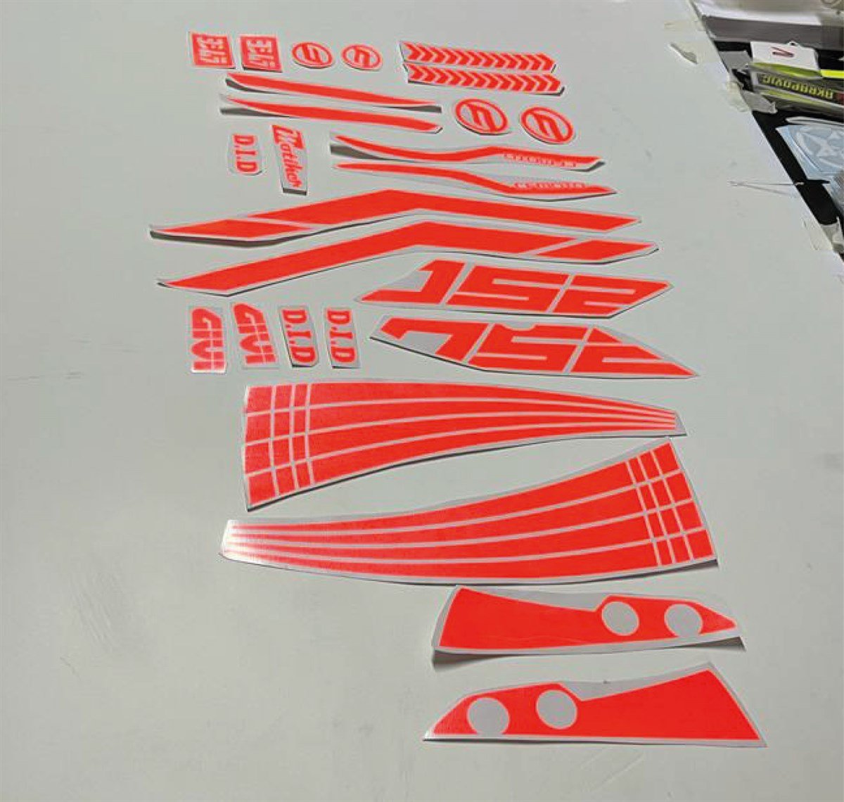 CF MOTO 250NK Neon Turuncu Takım Sticker Modeli