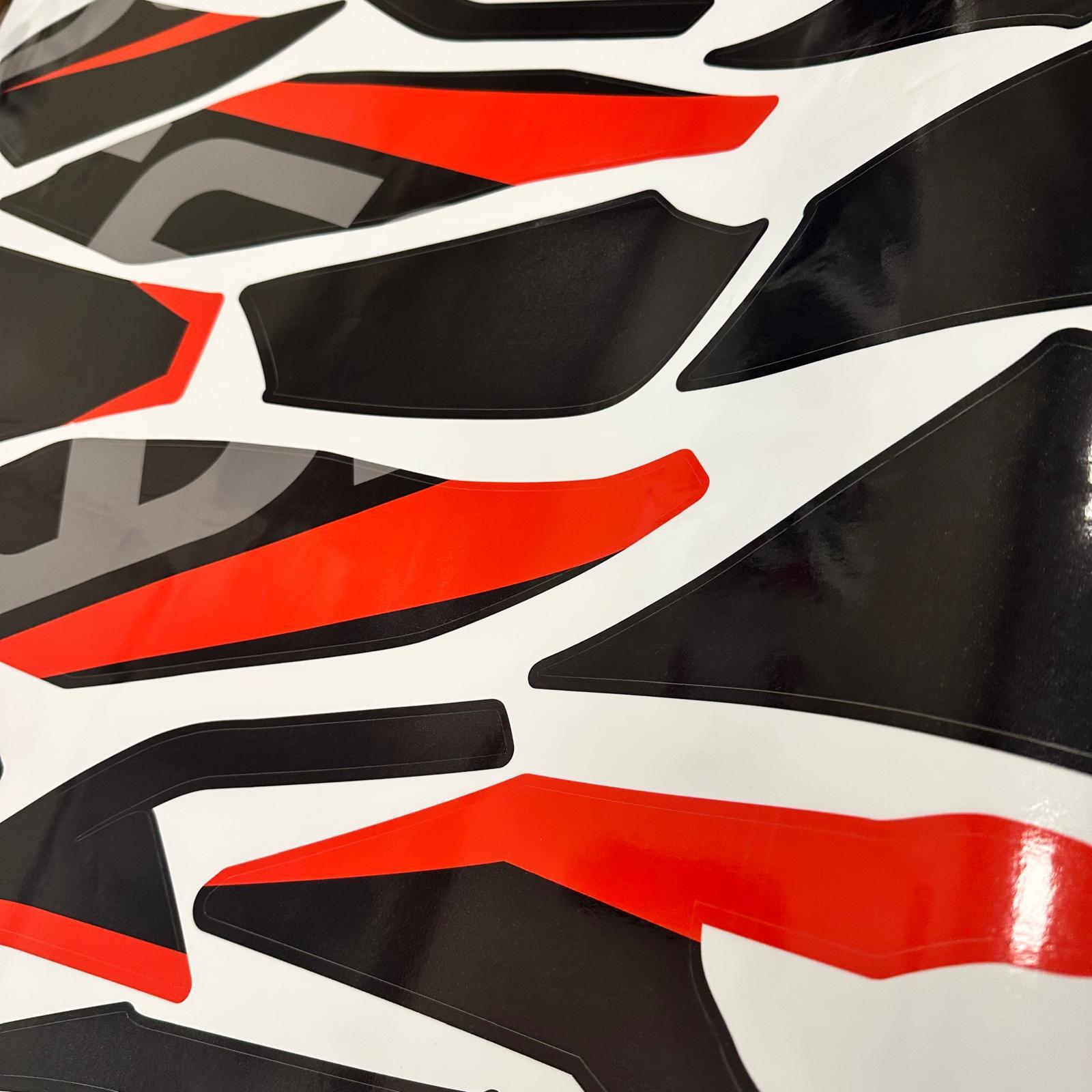 250SRCFMOTO 250SR Kırmızı Desenli Parçalı Kaplama Sticker Etiket Modeli Kırmızı Gri Siyah