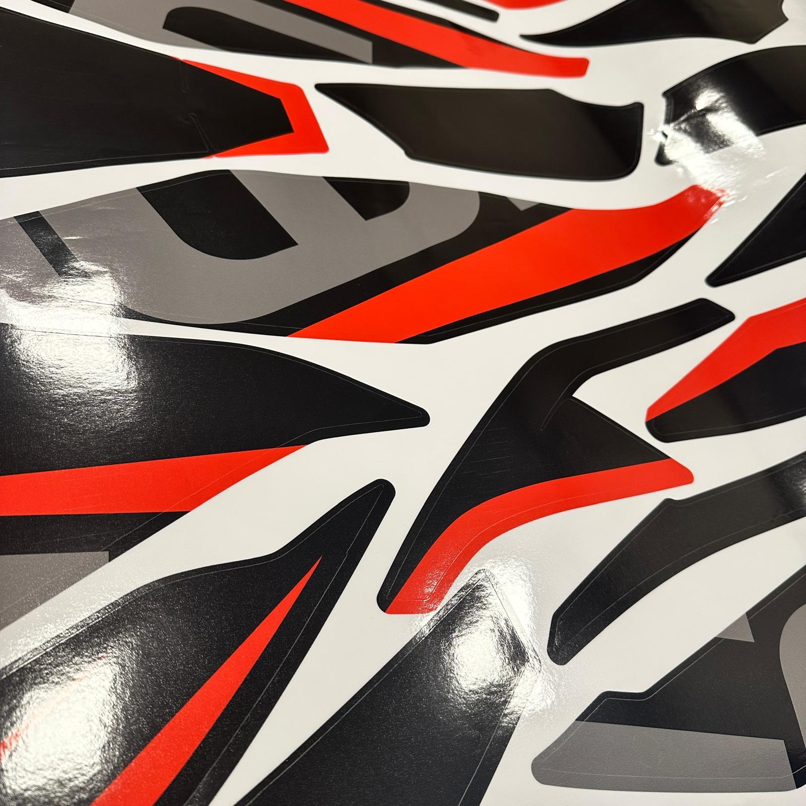 250SRCFMOTO 250SR Kırmızı Desenli Parçalı Kaplama Sticker Etiket Modeli Kırmızı Gri Siyah