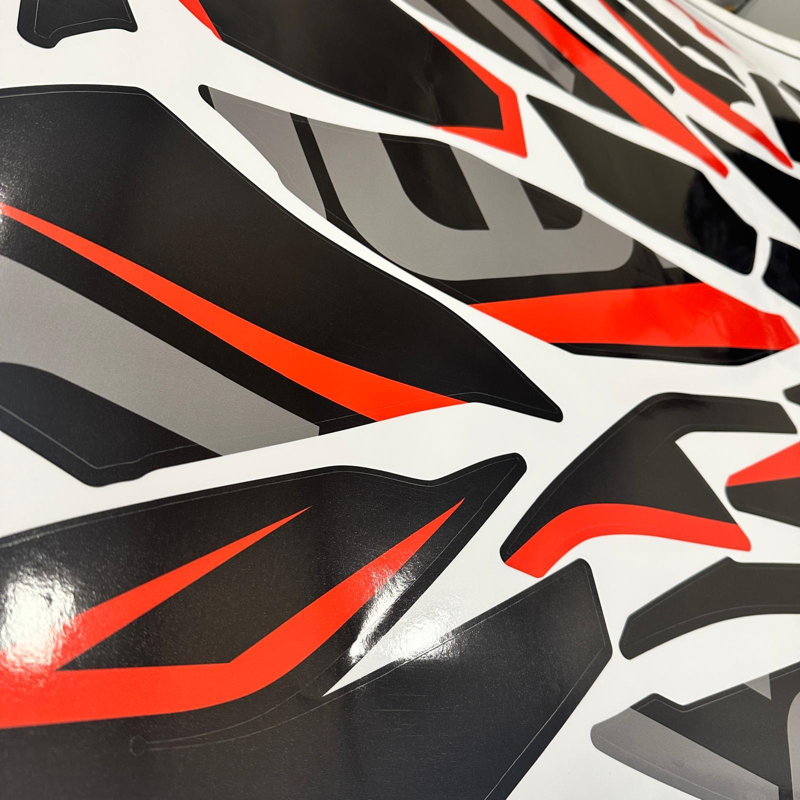 250SRCFMOTO 250SR Kırmızı Desenli Parçalı Kaplama Sticker Etiket Modeli Kırmızı Gri Siyah