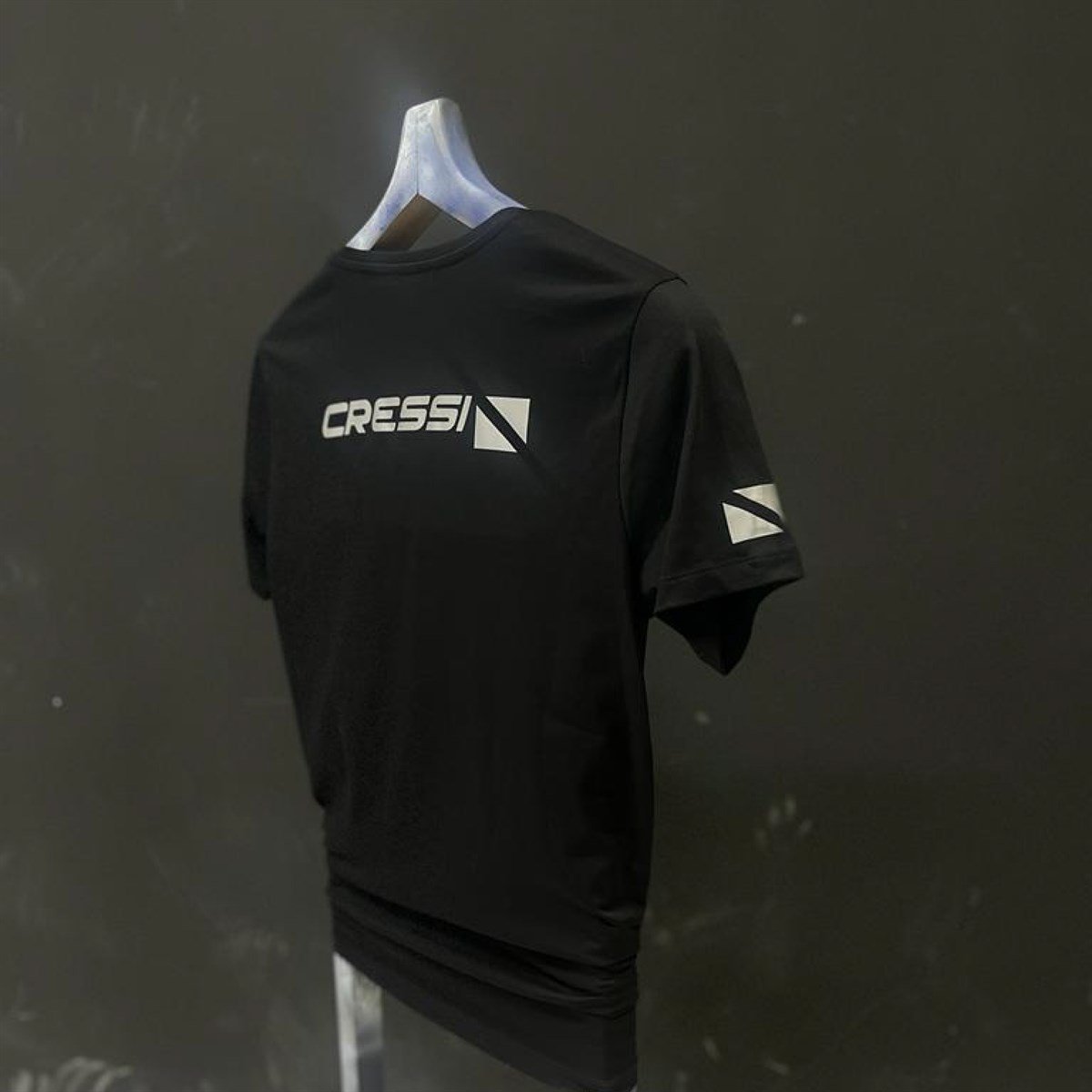 Cressi Sponsor Markalı Siyah T-Shirt Modeli