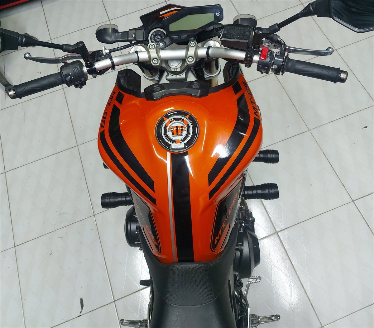 Depo Üstü Ve Orta Çizgi Yamaha MT-09 Sticker Etiket Modeli