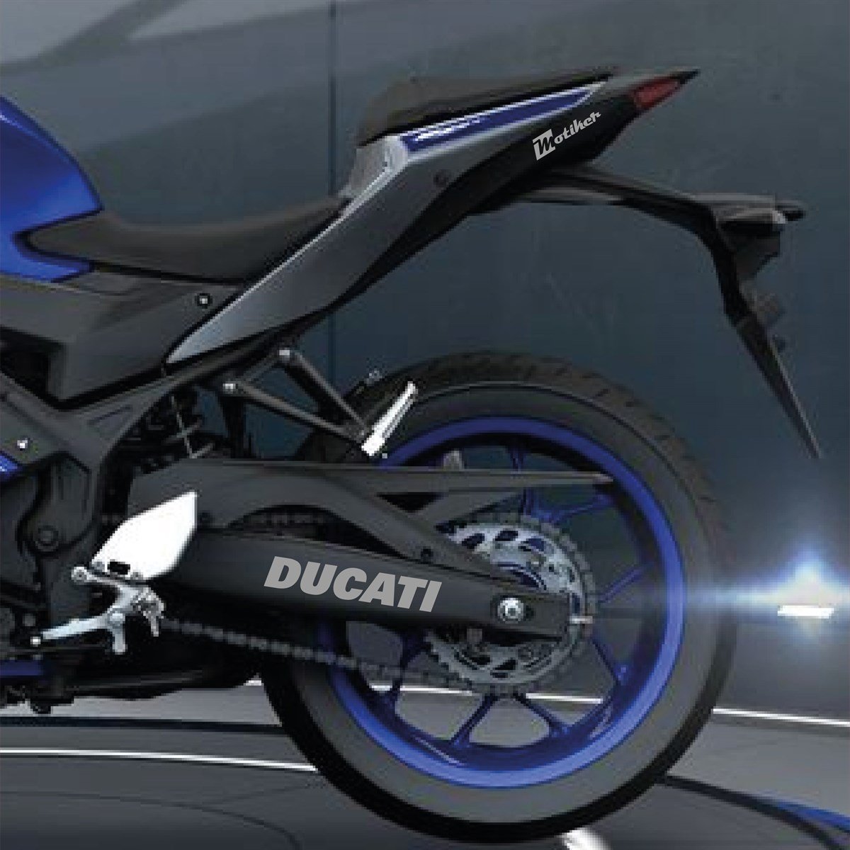 Ducatı Yazılı Metalik Gri Arka Maşa Sticker Etiket Modeli