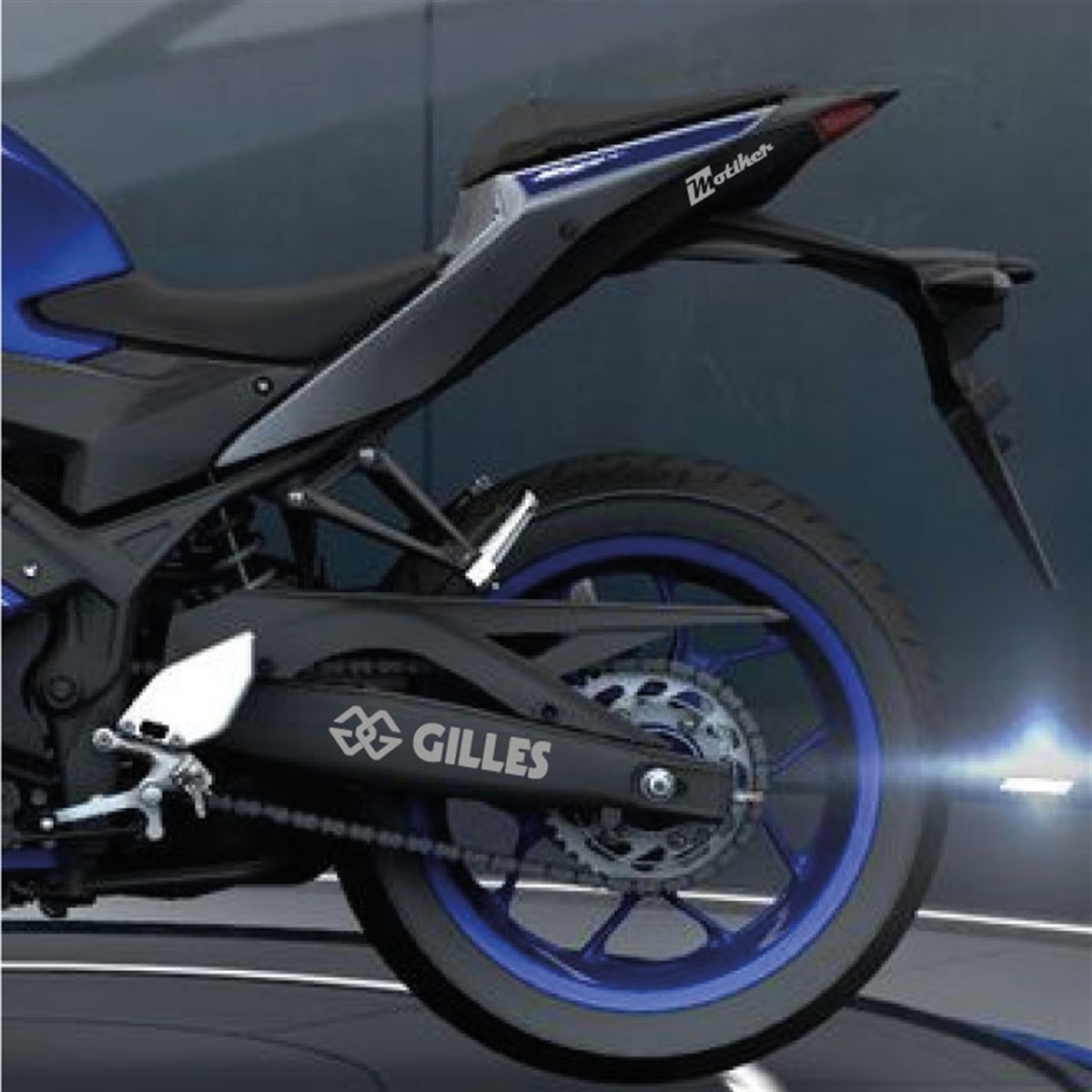 Gılles Yazılı Metalik Gri Arka Maşa Sticker Etiket Modeli